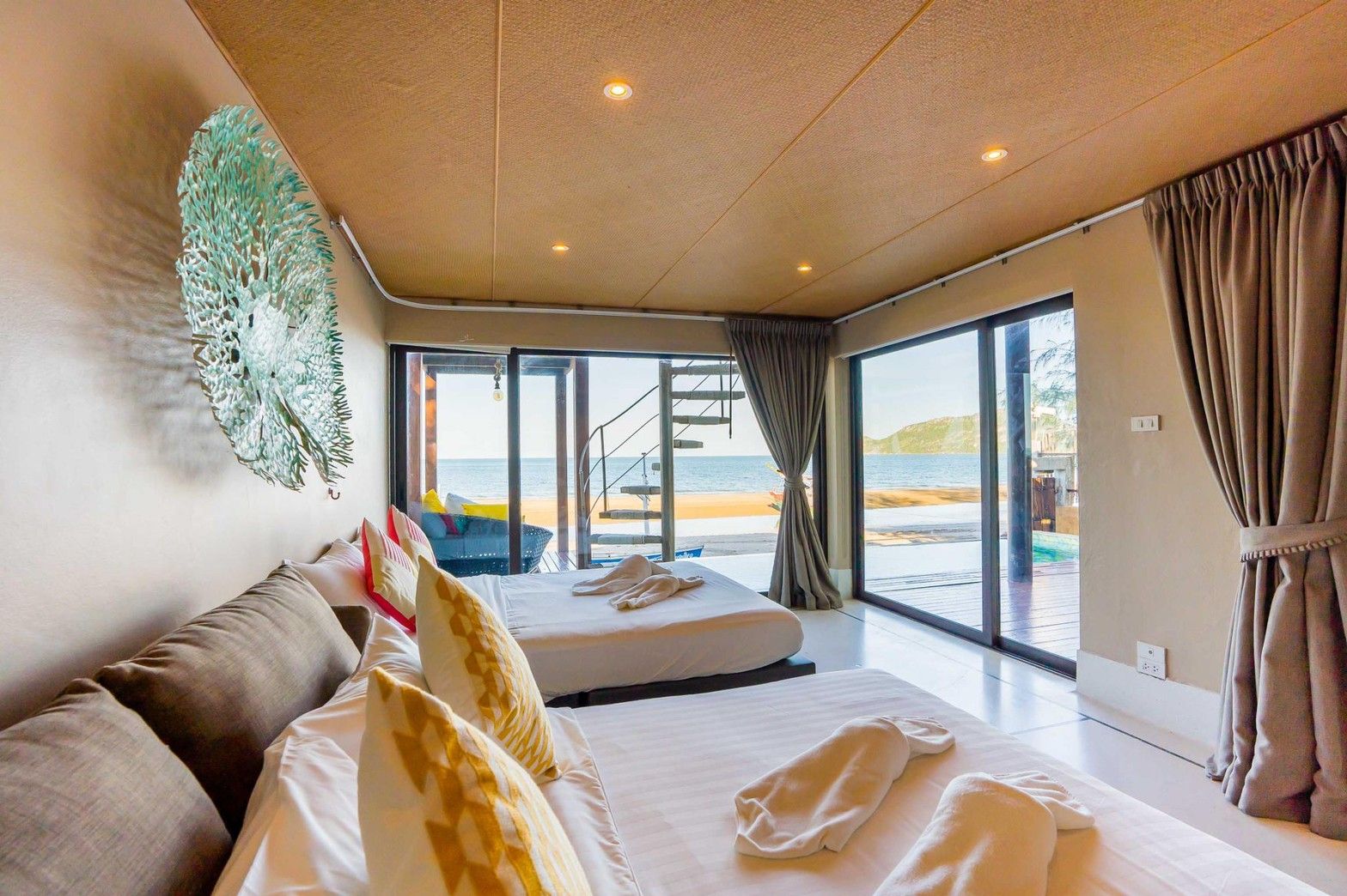 Twin beds face the ocean at Aqua Pran II Pool Villa, เขาสามร้อยยอด ปราณฯ. Beach access from bedroom.