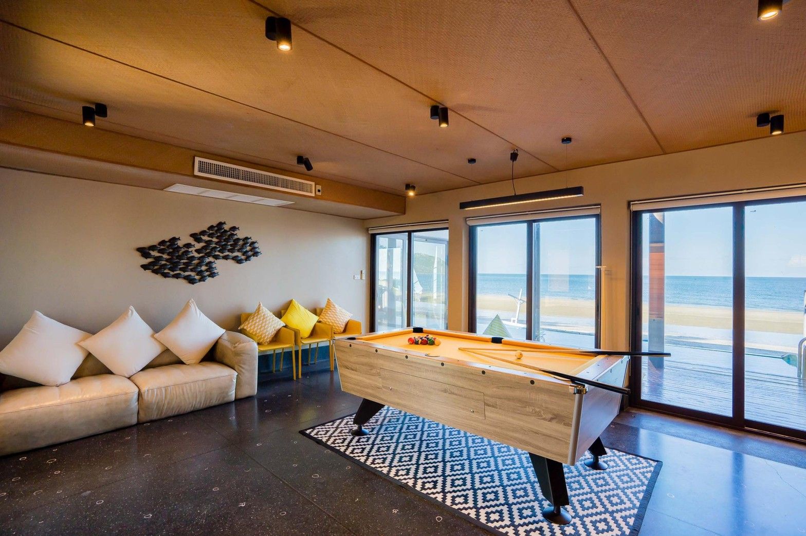 Billiard table with ocean view at Aqua Pran II Pool Villa, เขาสามร้อยยอด ปราณฯ. Game room with sofa and chairs.