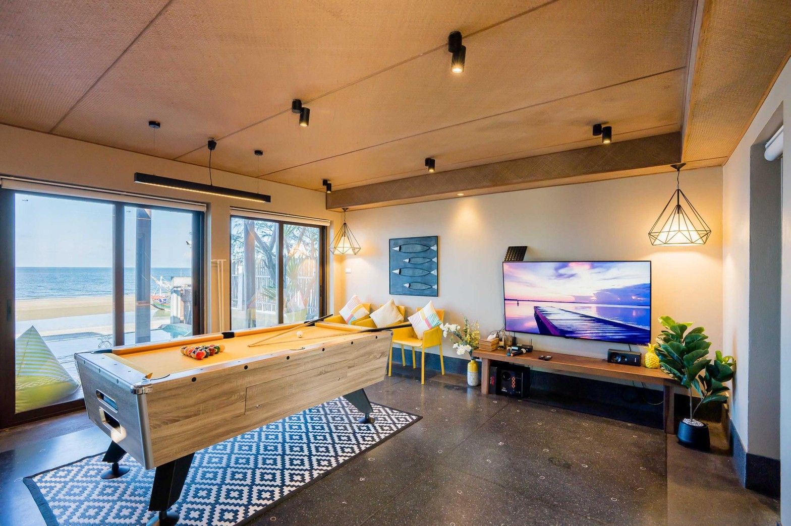Billiard table with ocean view at Aqua Pran II Pool Villa, เขาสามร้อยยอด ปราณฯ. Entertainment room with TV and seating.