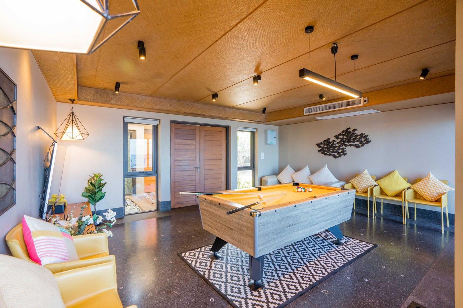 Billiard room at Aqua Pran II Pool Villa, เขาสามร้อยยอด ปราณฯ. Features a pool table, seating, and modern lighting.