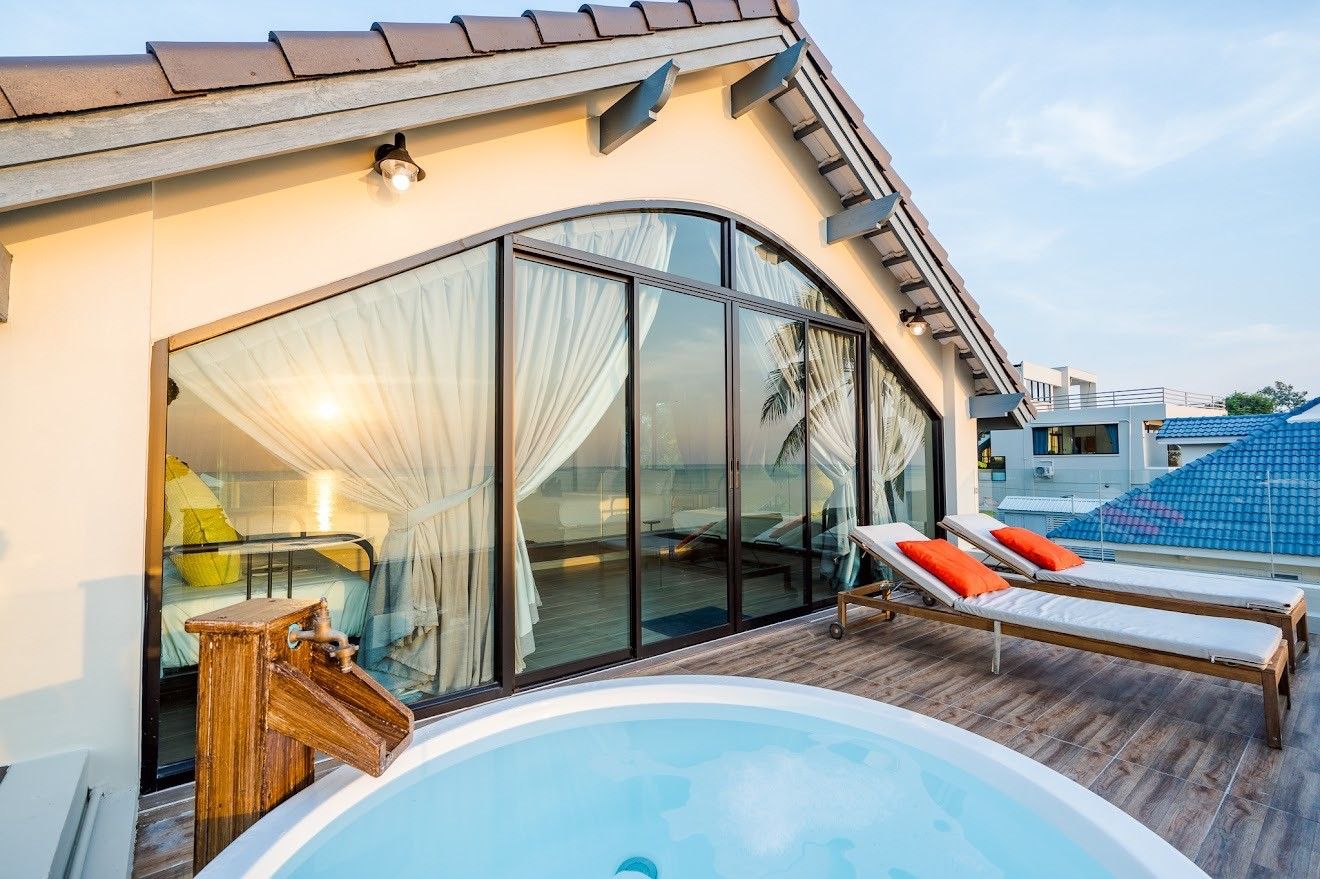 Rooftop jacuzzi and sun loungers at Beach Mood VI Pool Villa, หาดบางเกตุ ชะอำ. Ocean view from the bedroom.