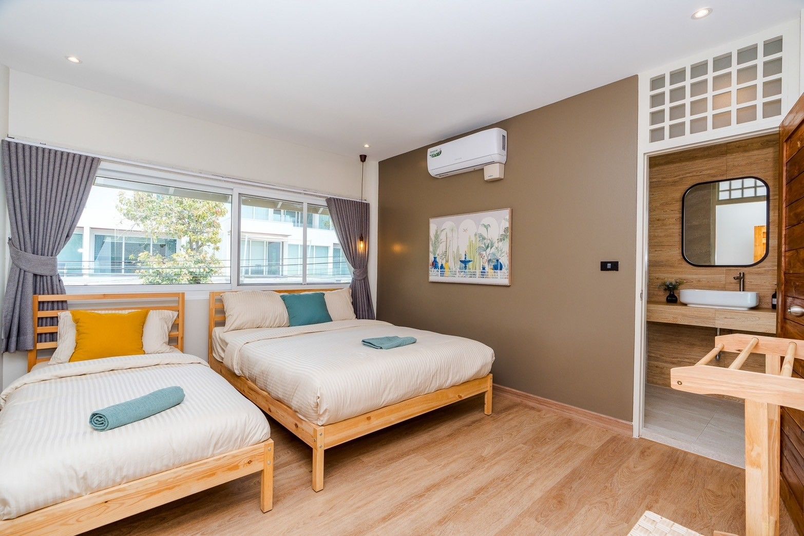 Bedroom with twin beds and ensuite bathroom at Beach Vibe-Two V Pool Villa, ติดทะเล ใกล้หาดบางเกตุ ชะอำ.