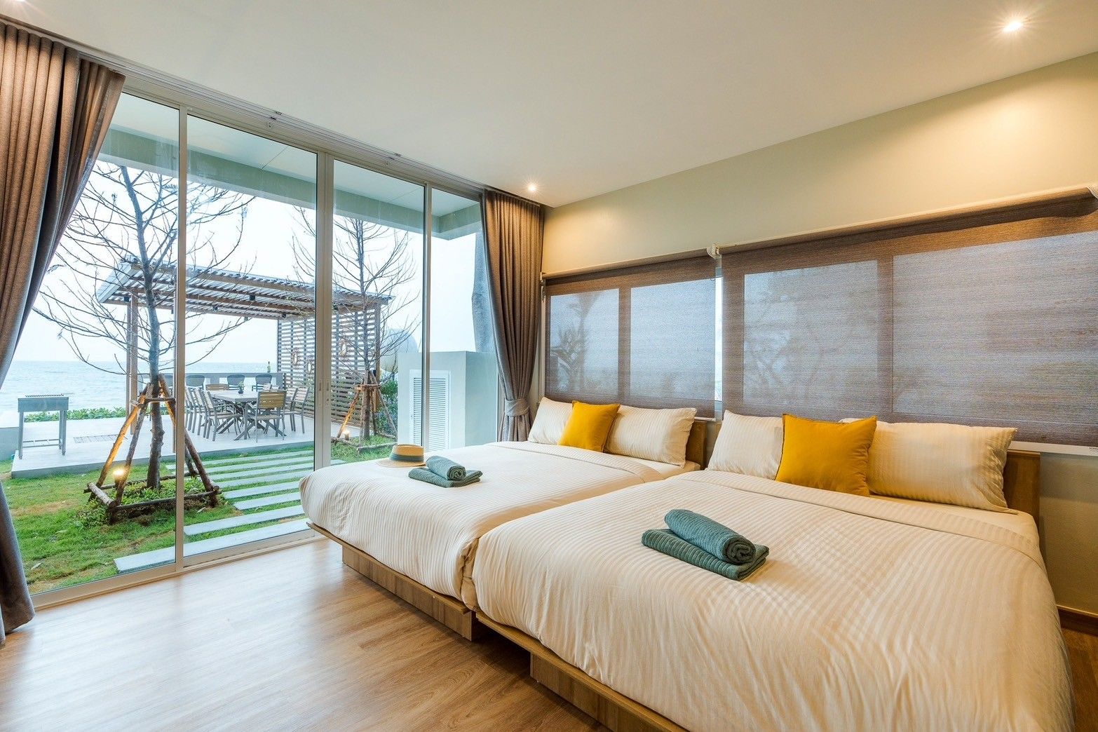 Twin beds with ocean view at Beach Vibe-Two V Pool Villa, ติดทะเล ใกล้หาดบางเกตุ ชะอำ. Relaxing bedroom with outdoor dining a