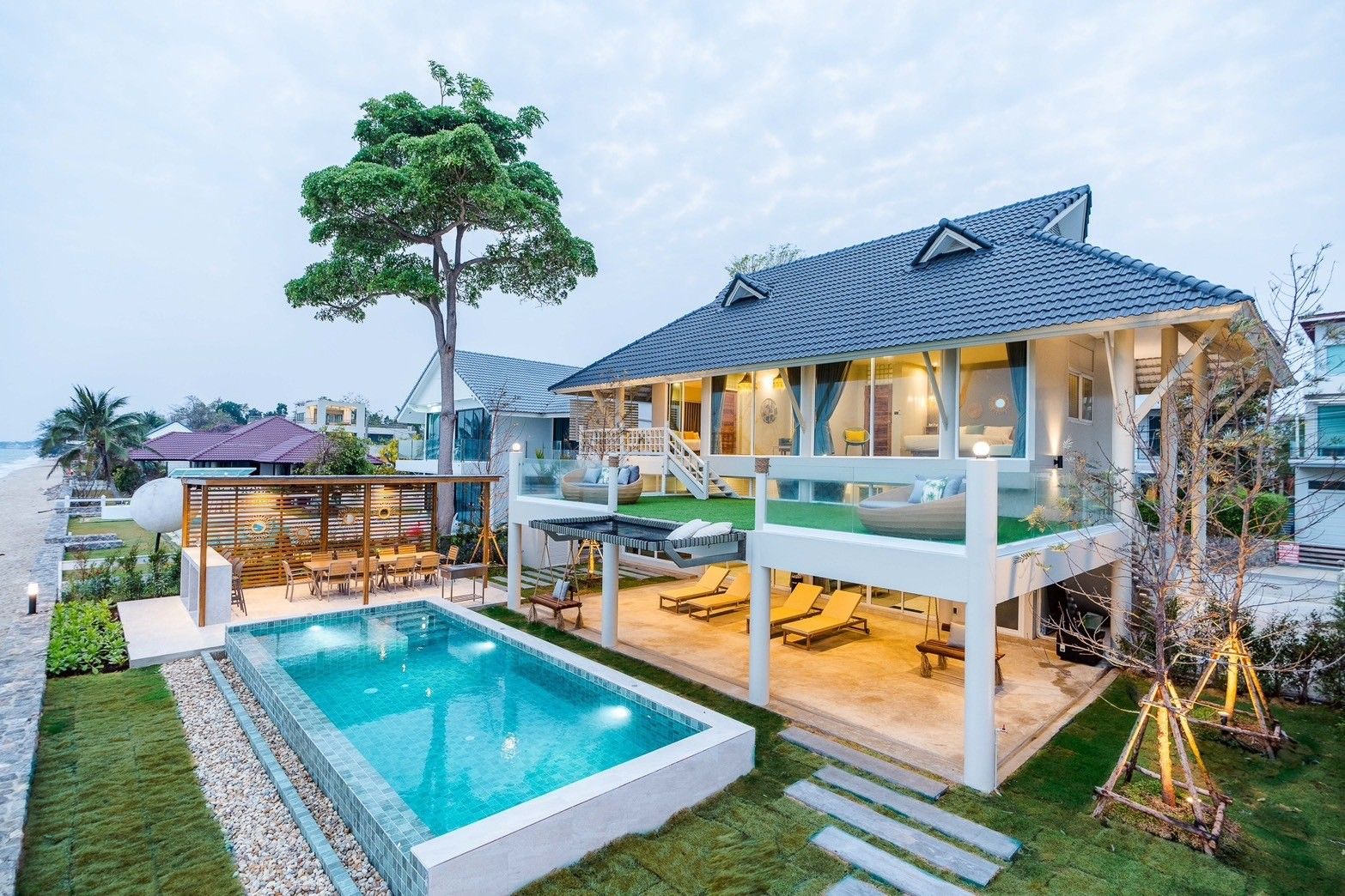 Beach Vibe-Two V Pool Villa exterior view. Beachfront villa with pool and outdoor dining in ติดทะเล ใกล้หาดบางเกตุ ชะอำ.