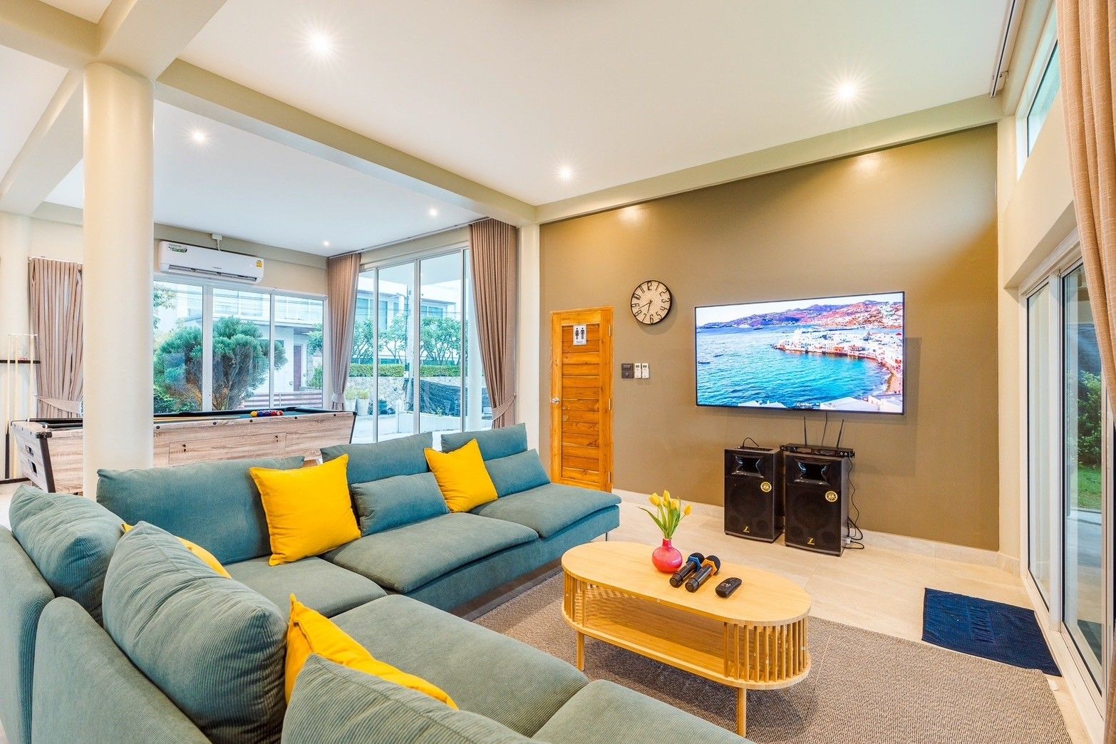 Living room with sectional sofa and pool table at Beach Vibe-Two V Pool Villa, ติดทะเล ใกล้หาดบางเกตุ ชะอำ.