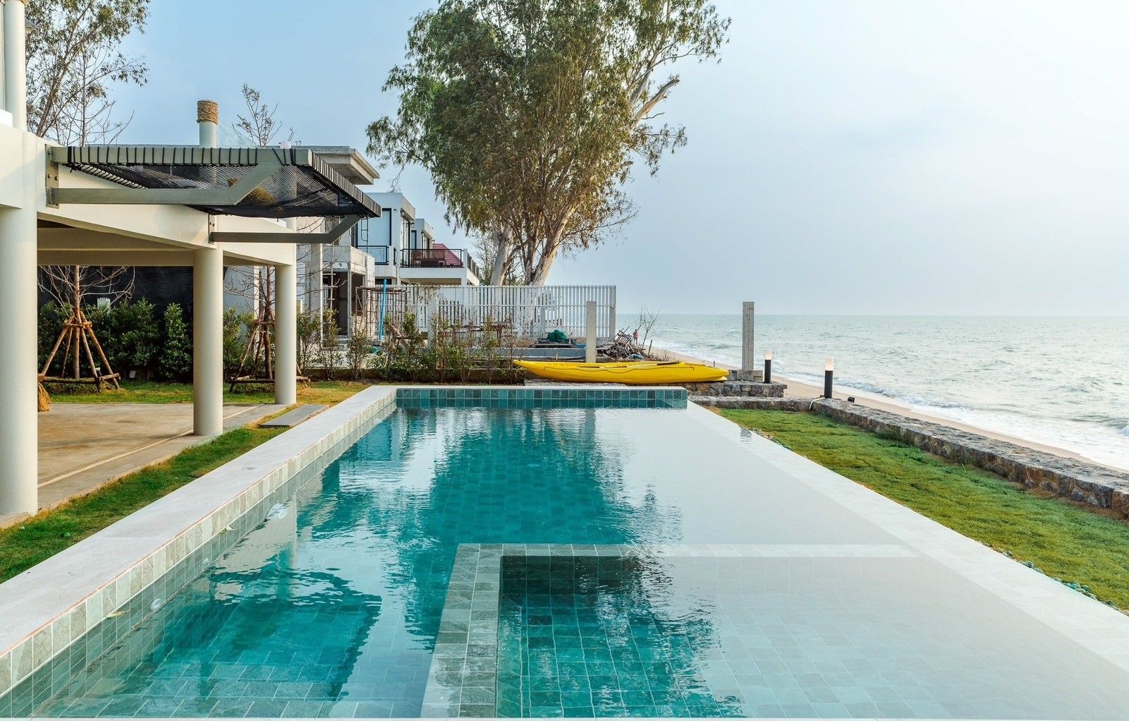 Beach Vibe-Two V Pool Villa pool overlooking the ocean in ติดทะเล ใกล้หาดบางเกตุ ชะอำ. Yellow kayak visible.