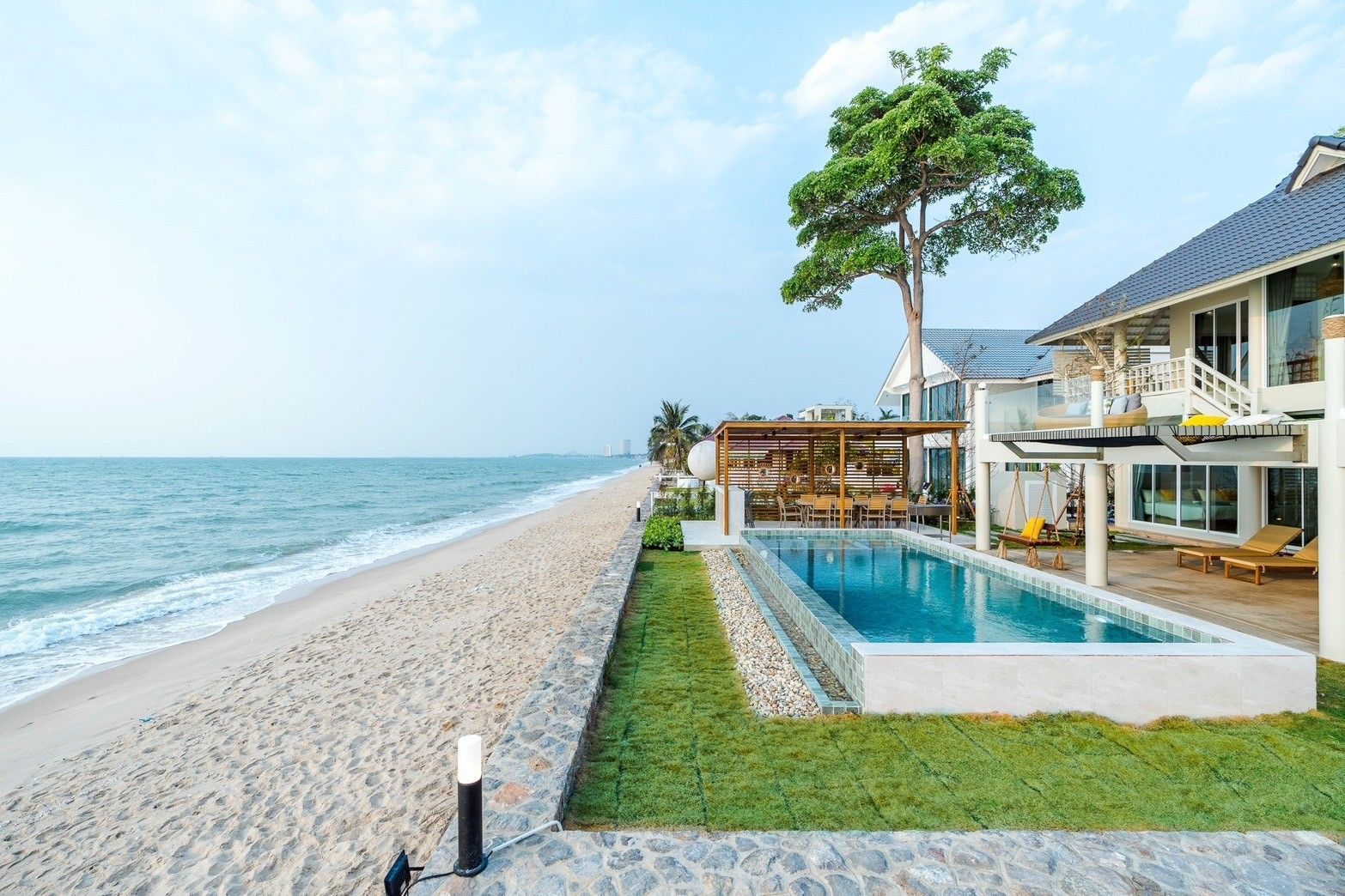 Beach Vibe-Two V Pool Villa beachfront pool. Luxury villa rental ติดทะเล ใกล้หาดบางเกตุ ชะอำ. Swimming pool and ocean view.