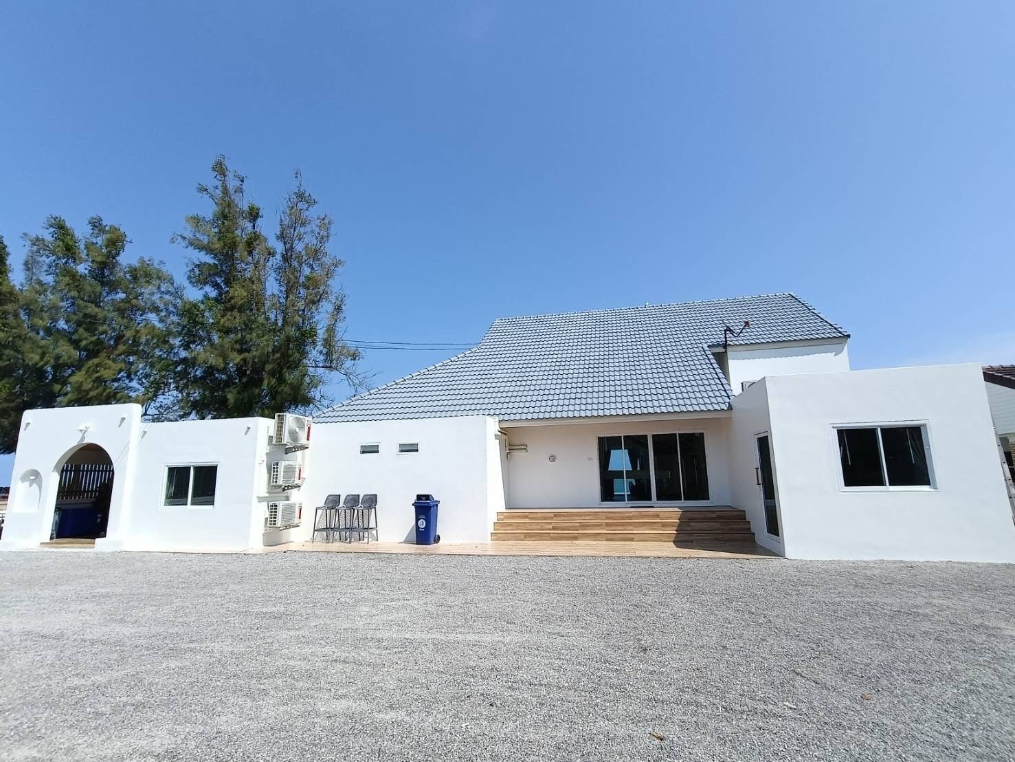 Upper balcony terrace overlooking beach at Bubble Sea VII