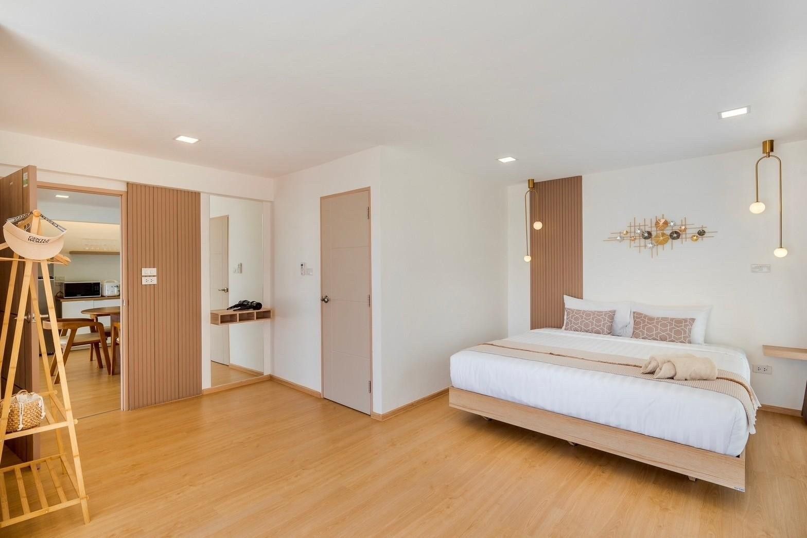 Costa IV Beachfront Pool Villa bedroom in ชะอำ เพชรบุรี features a king-size bed with decorative pillows and modern lighting.