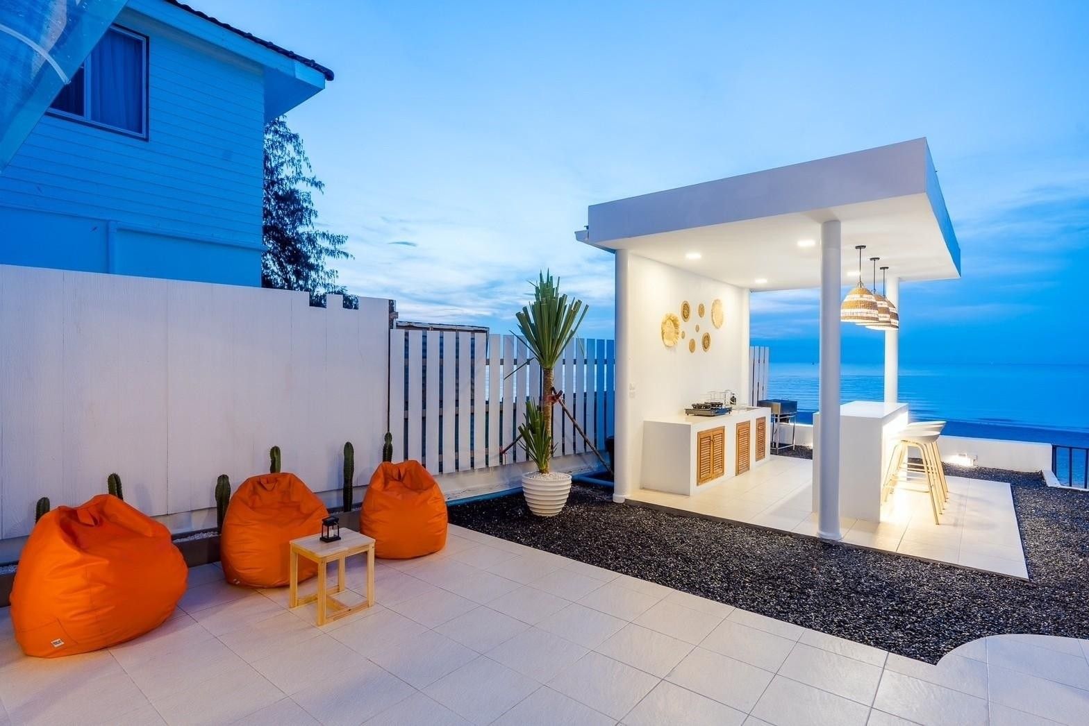 Outdoor bar and beanbag seating at Costa IV Beachfront Pool Villa, ชะอำ เพชรบุรี. Relax by the sea in style.