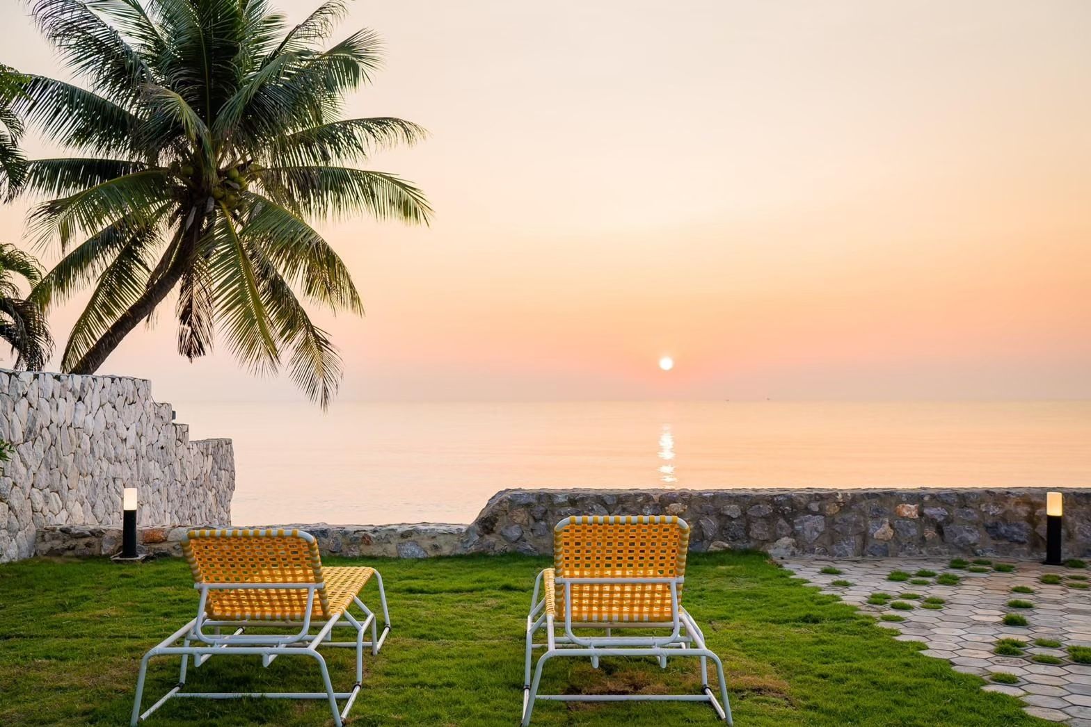 Beachfront lounge chairs at Cross Sea VII Pool Villa, หาดคลองเทียน-ชะอำ. Relax and enjoy the ocean view.