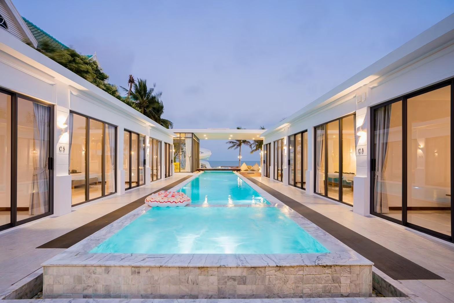 Cross Sea VII pool villa in หาดคลองเทียน-ชะอำ features a long swimming pool with ocean view and inflatable toy.