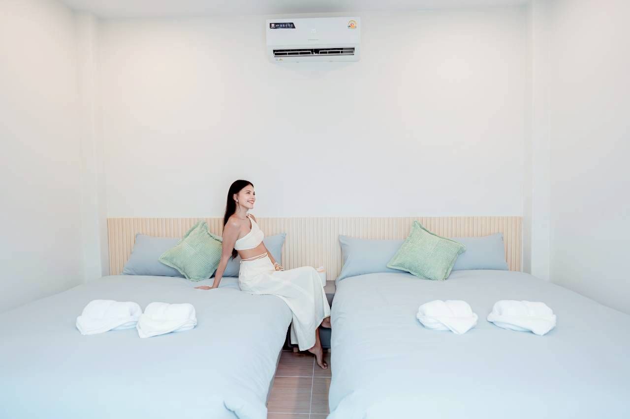 Darlington IV Pool Villa guest bedroom with two twin beds, air conditioning, and light blue bedding.