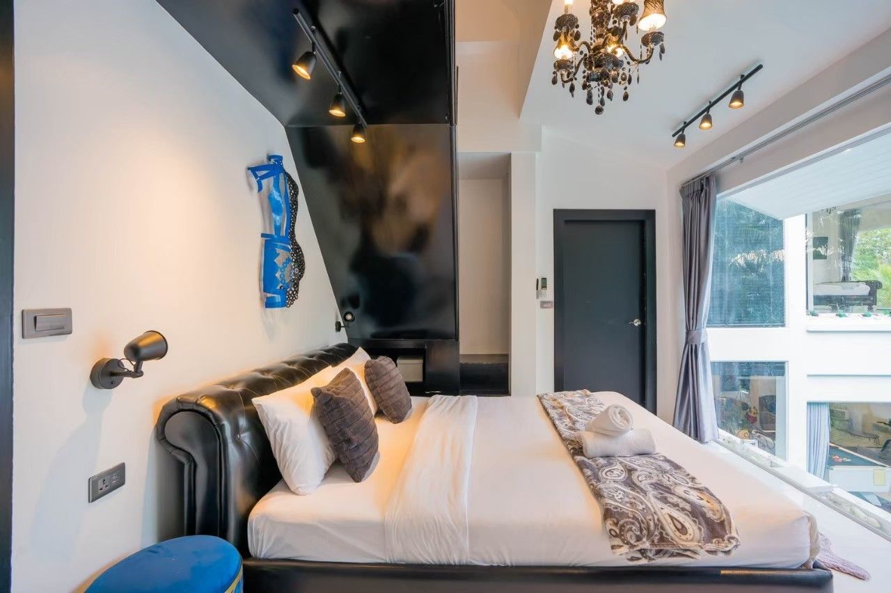 Guest bedroom with ensuite bathroom at Emerald VII