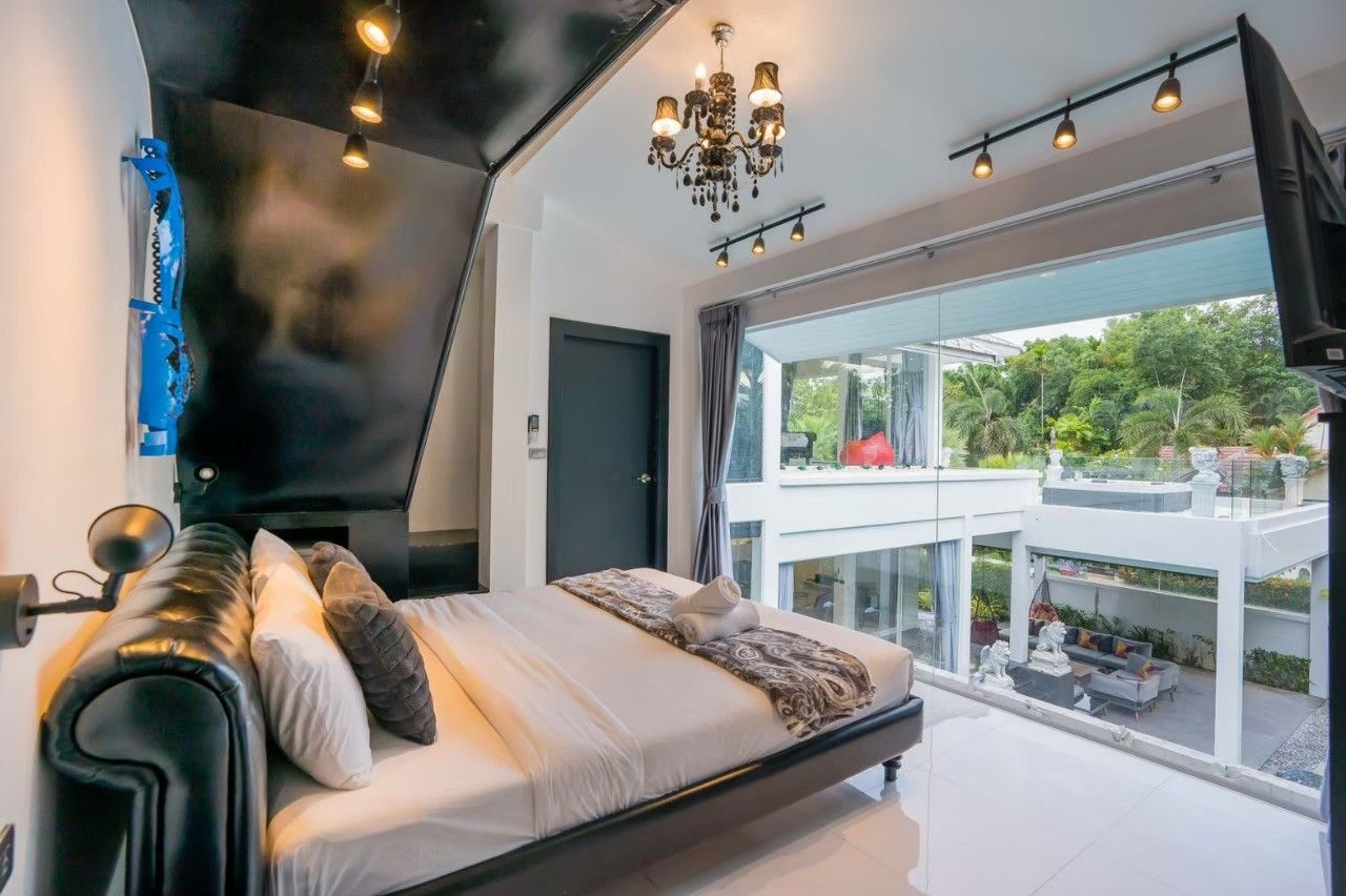 Bedroom with bathtub and ensuite at Emerald VII Pool Villa