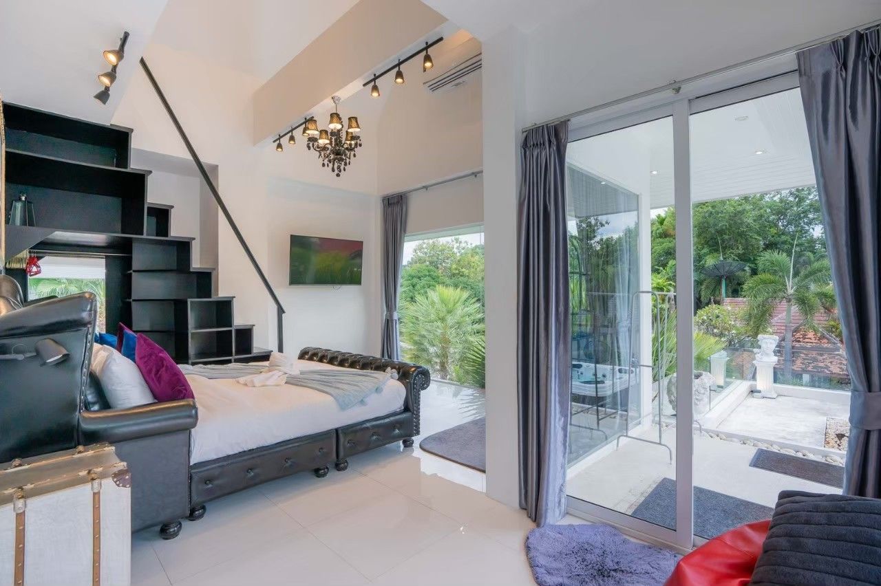 Twin bedroom on ground floor at Emerald VII