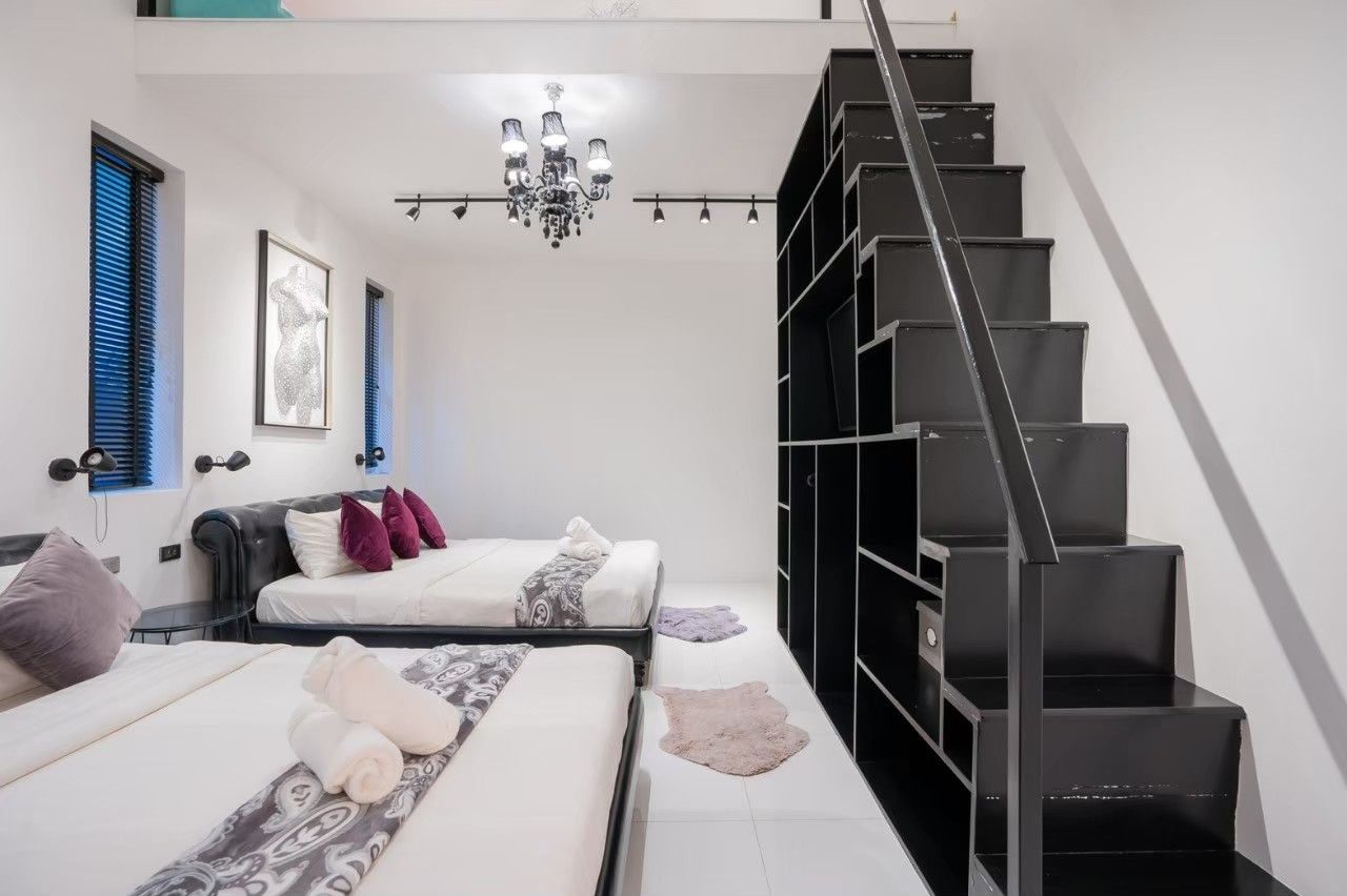 Second floor bedroom with balcony at Emerald VII