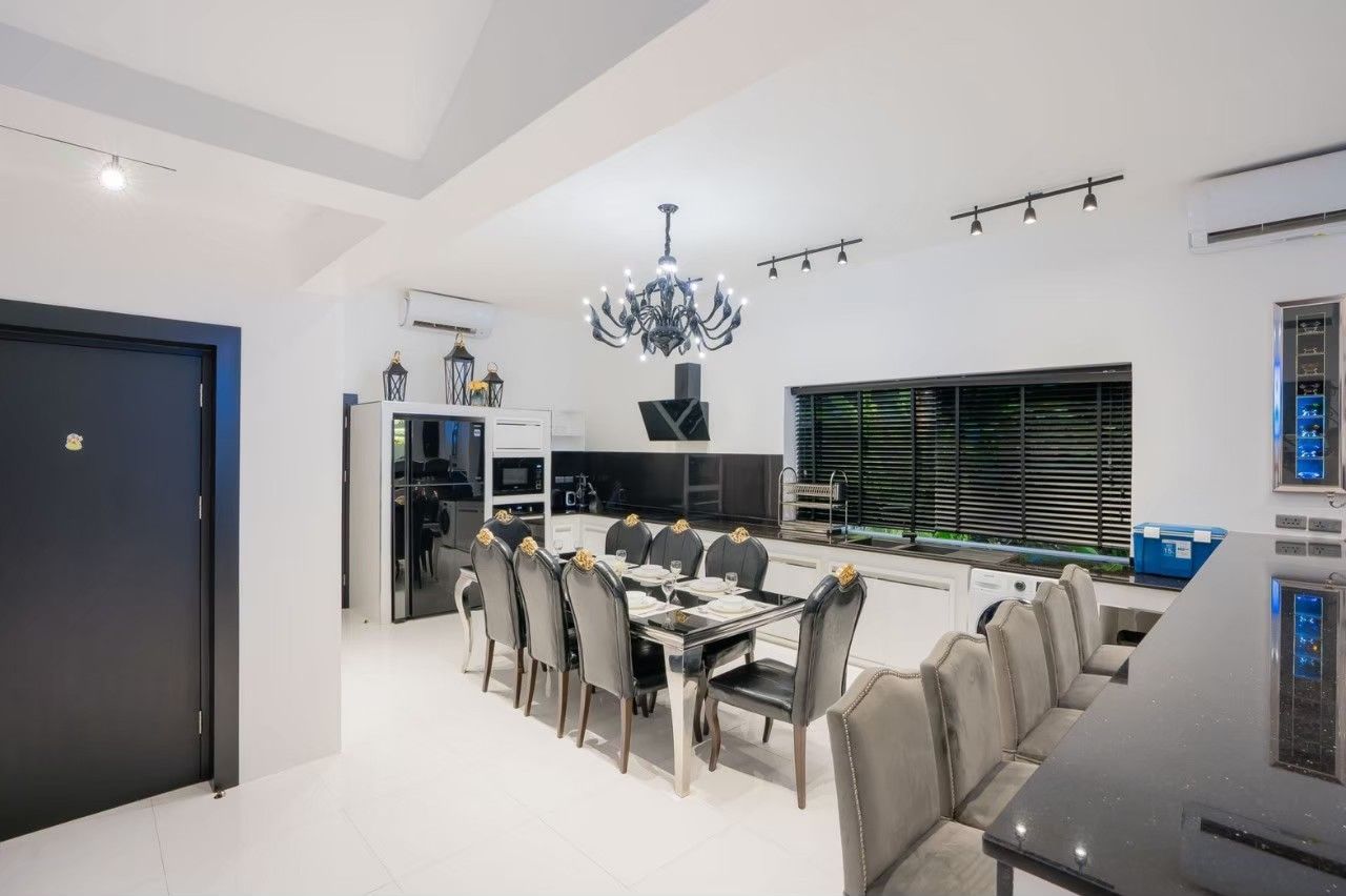 Dining area with seating for large groups at Emerald VII