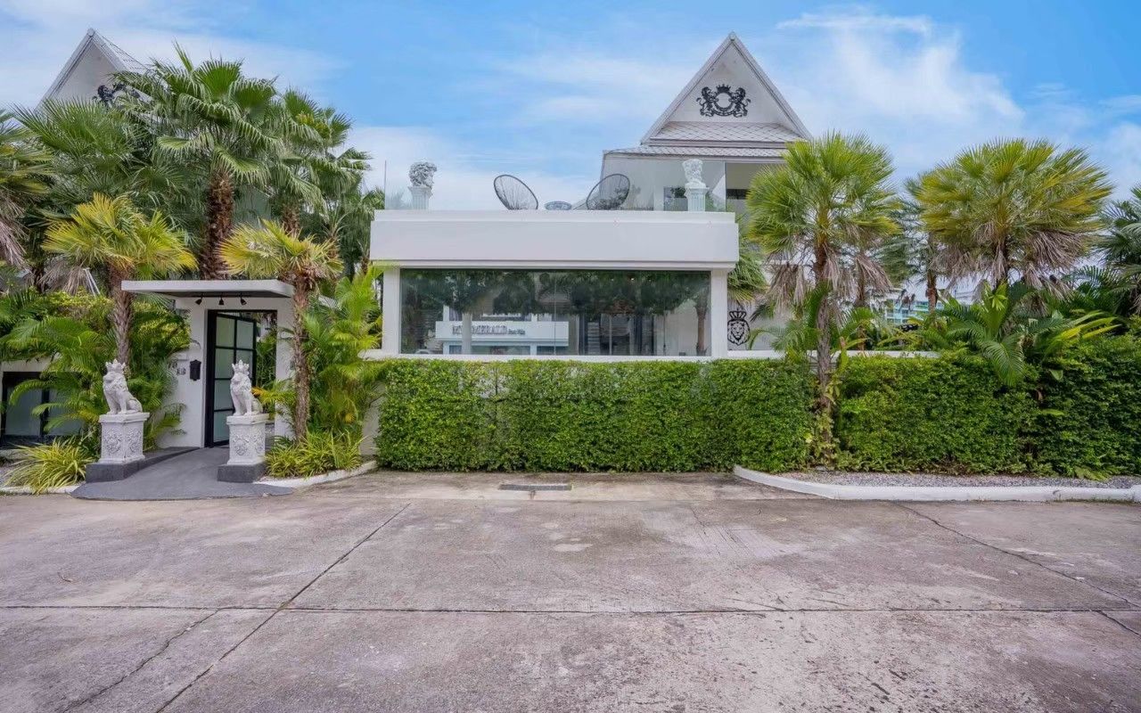 Outdoor garden and terrace area at Emerald VII Pool Villa Pattaya
