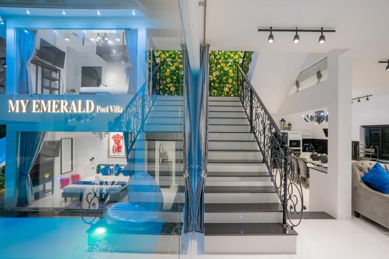 Pool table and recreation room at Emerald VII villa