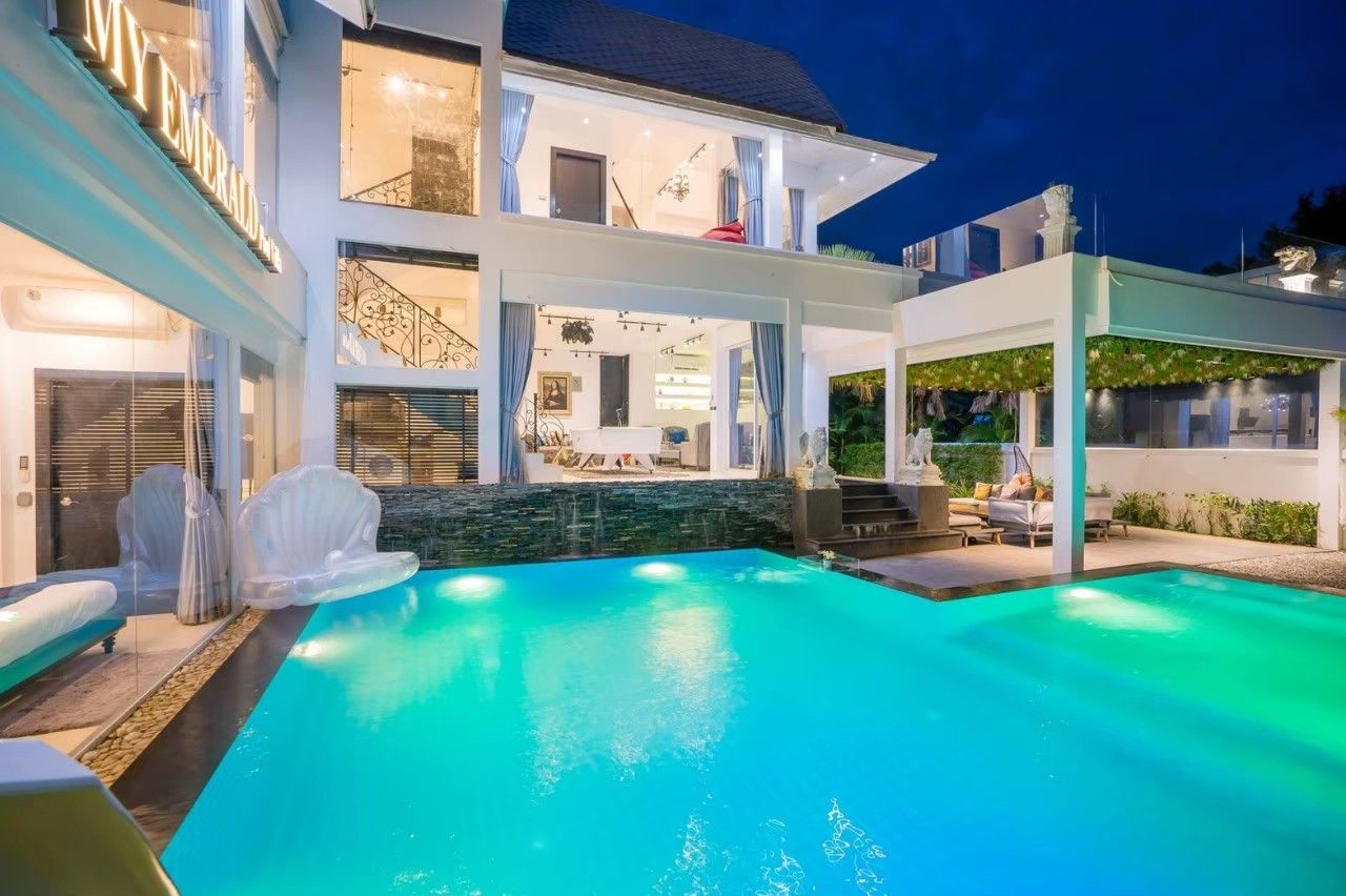 Private swimming pool with night lighting at Emerald VII Pool Villa, Jomtien Pattaya