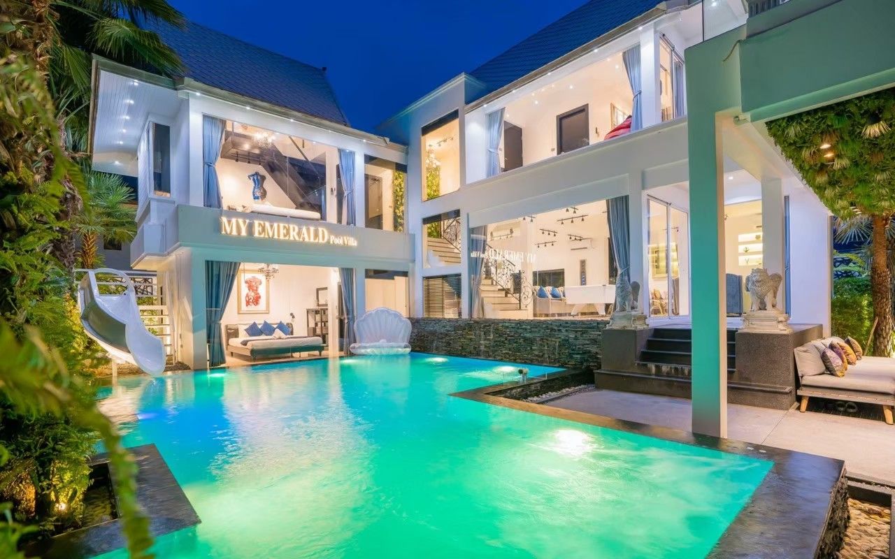 Pool area and villa exterior at Emerald VII, Jomtien Pattaya