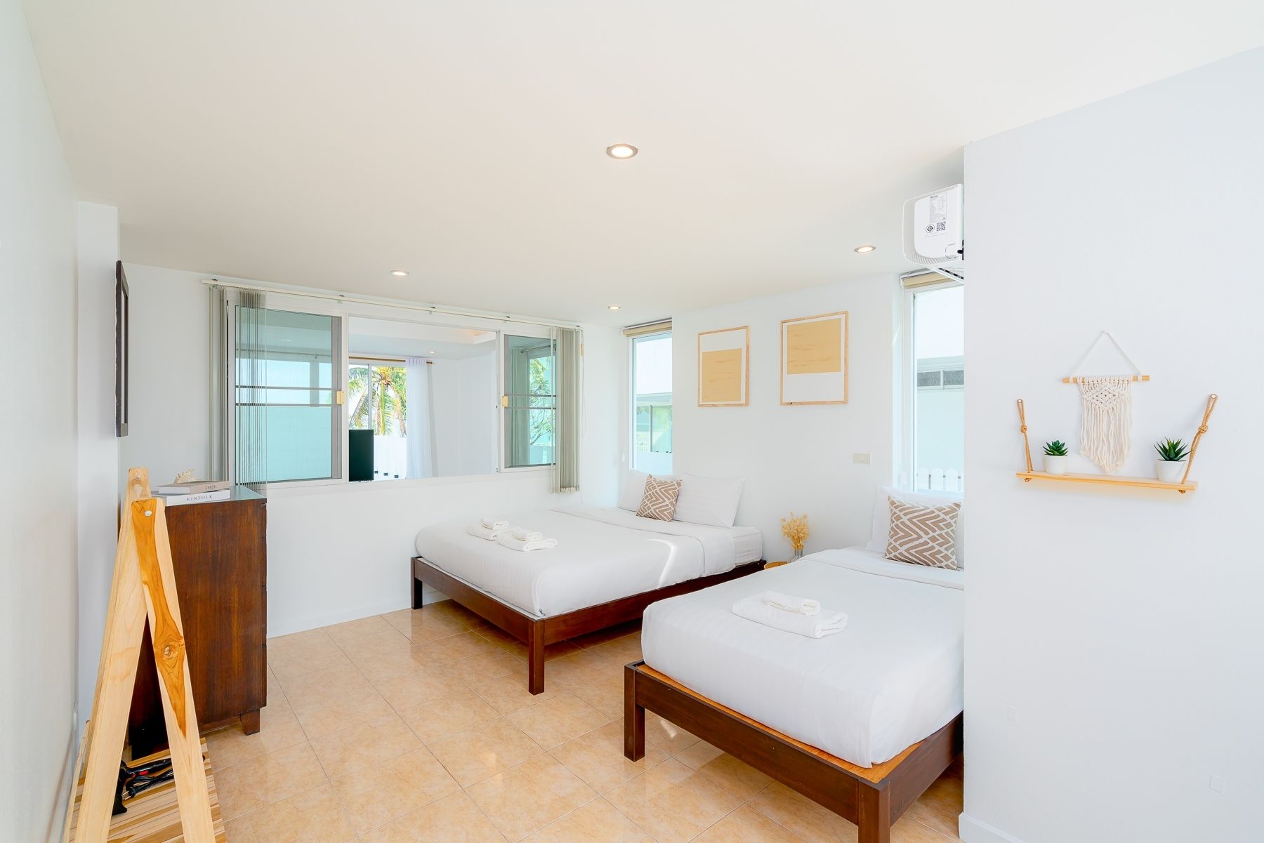 Bright bedroom with twin beds at G Villa III Pool Villa, Pak Nam Pran, Pranburi. White linens and natural light.
