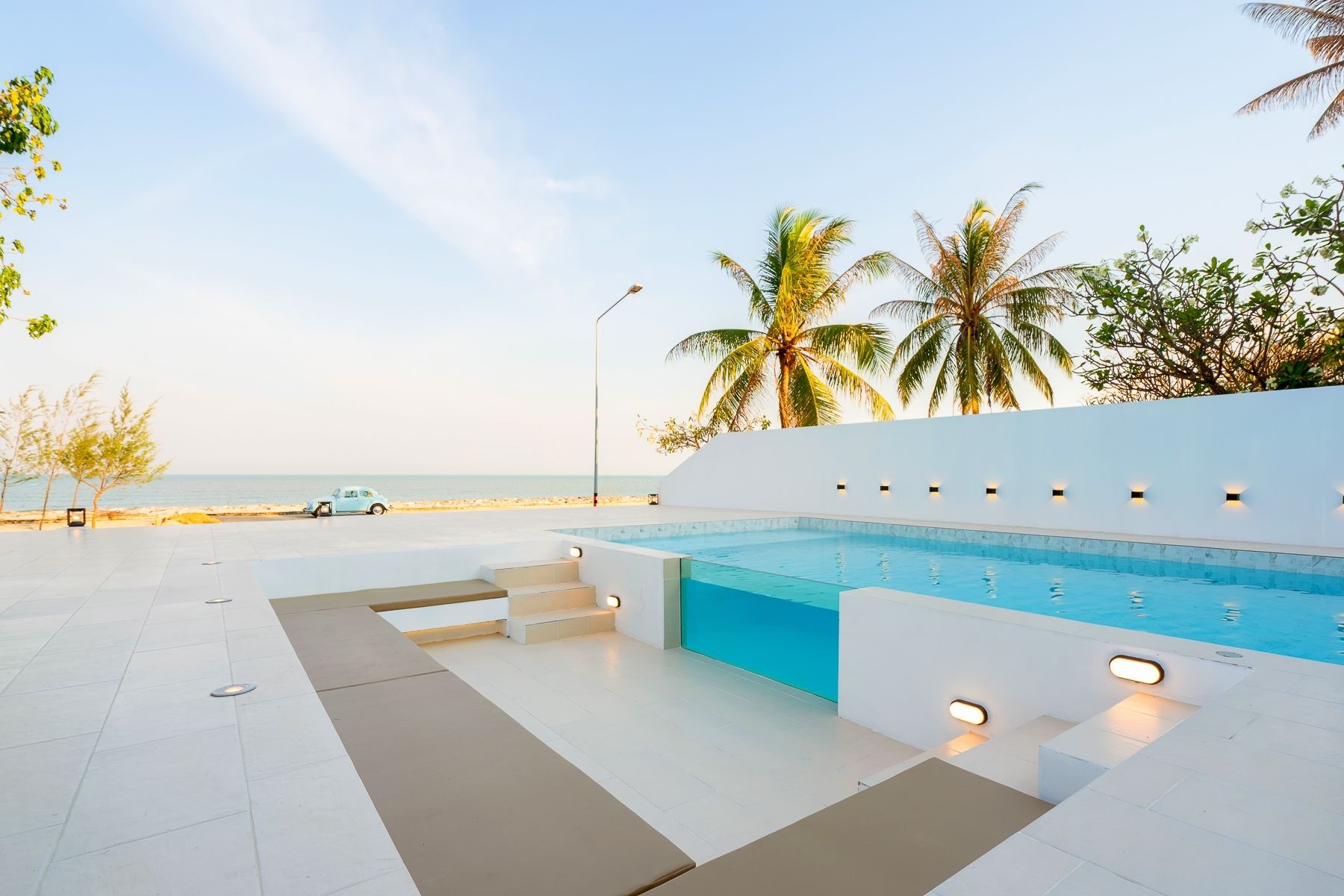 G Villa III pool villa in ปากน้ำปราณฯ, Pranburi has a glass wall pool overlooking the beach and ocean.
