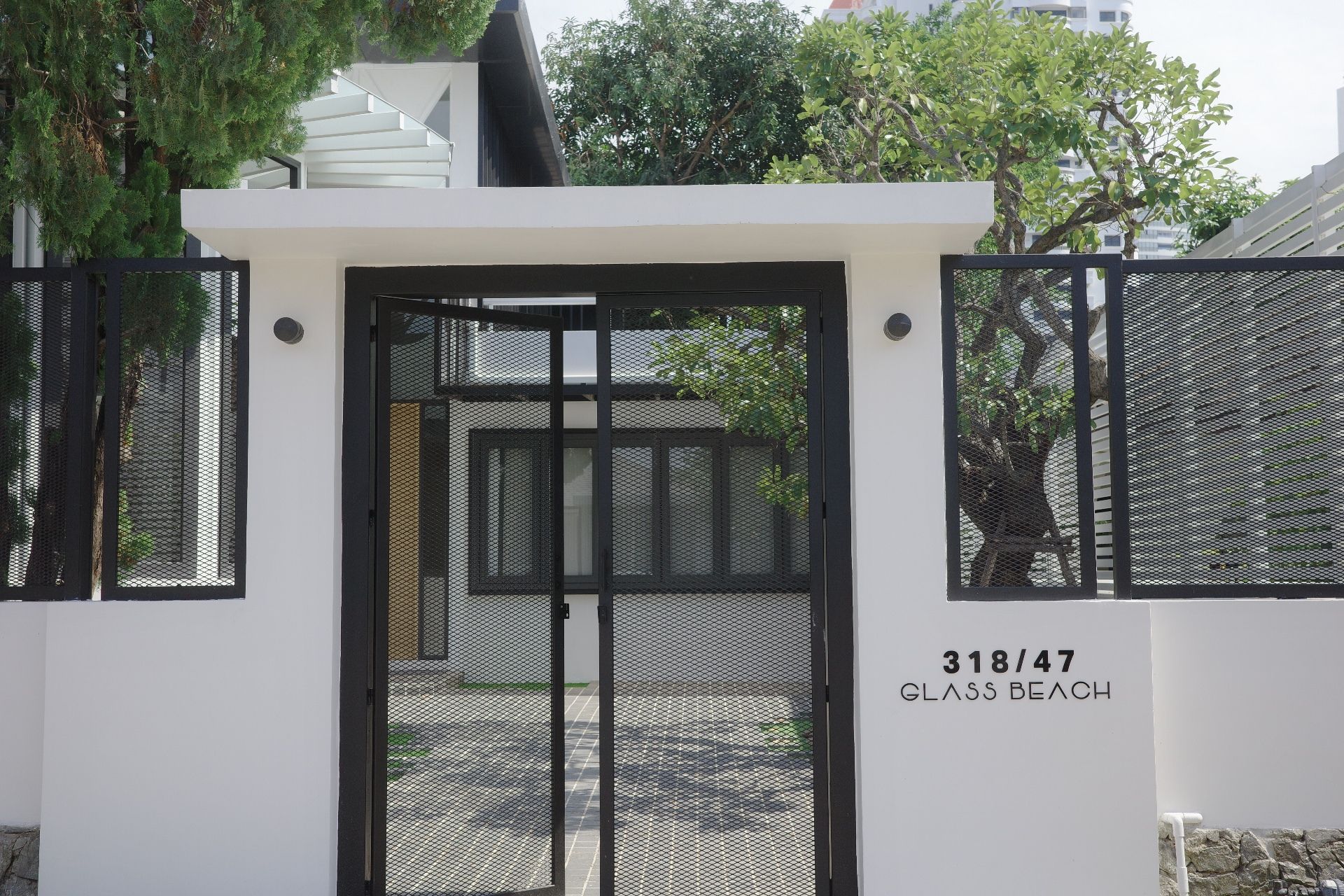 Entrance gate at Glass Beach III Pool Villa, หาดดงตาล พัทยาใต้. Modern design with address visible.