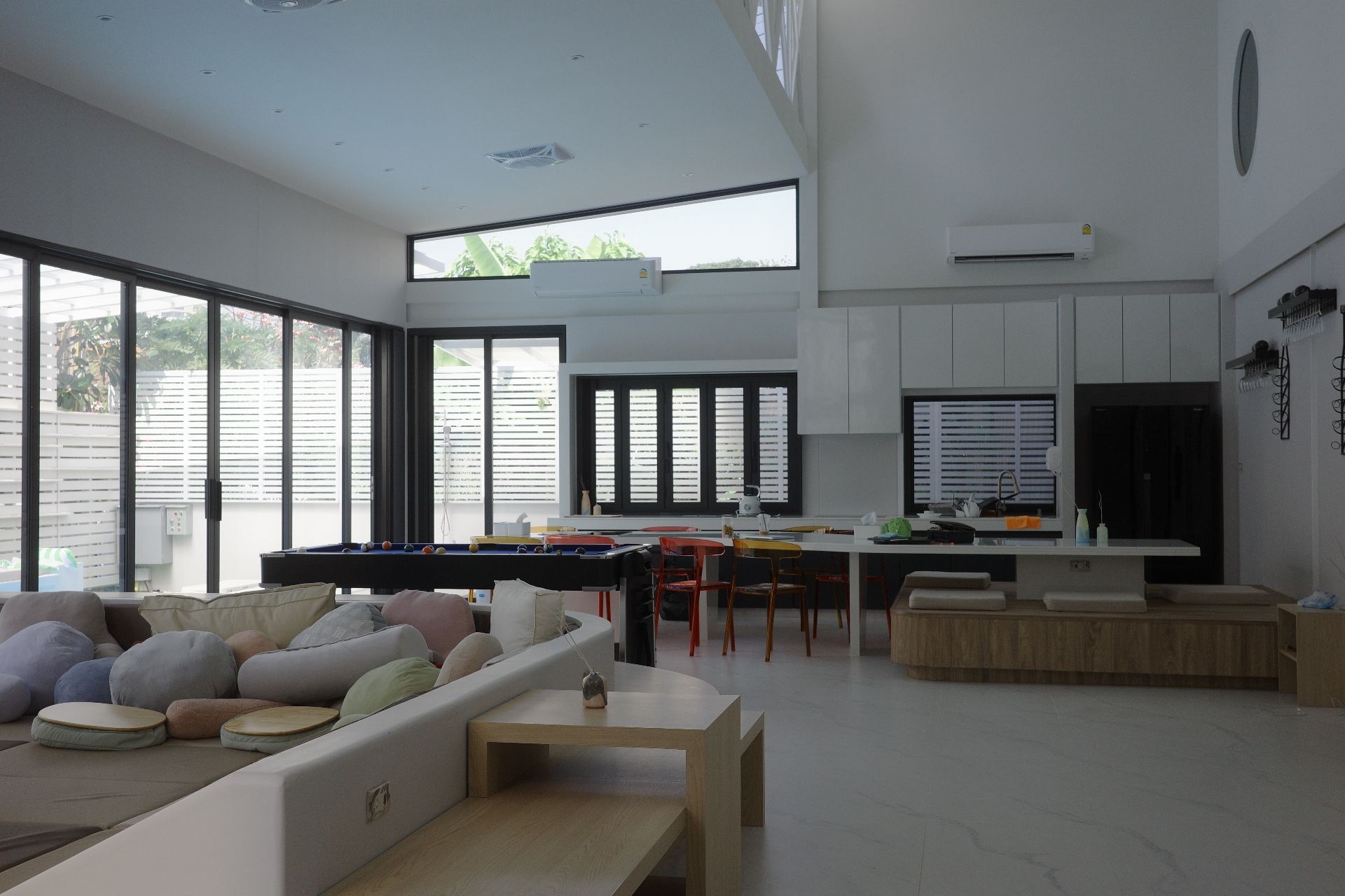 Open living space at Glass Beach III Pool Villa, หาดดงตาล พัทยาใต้. Features a sofa, pool table, and kitchen.