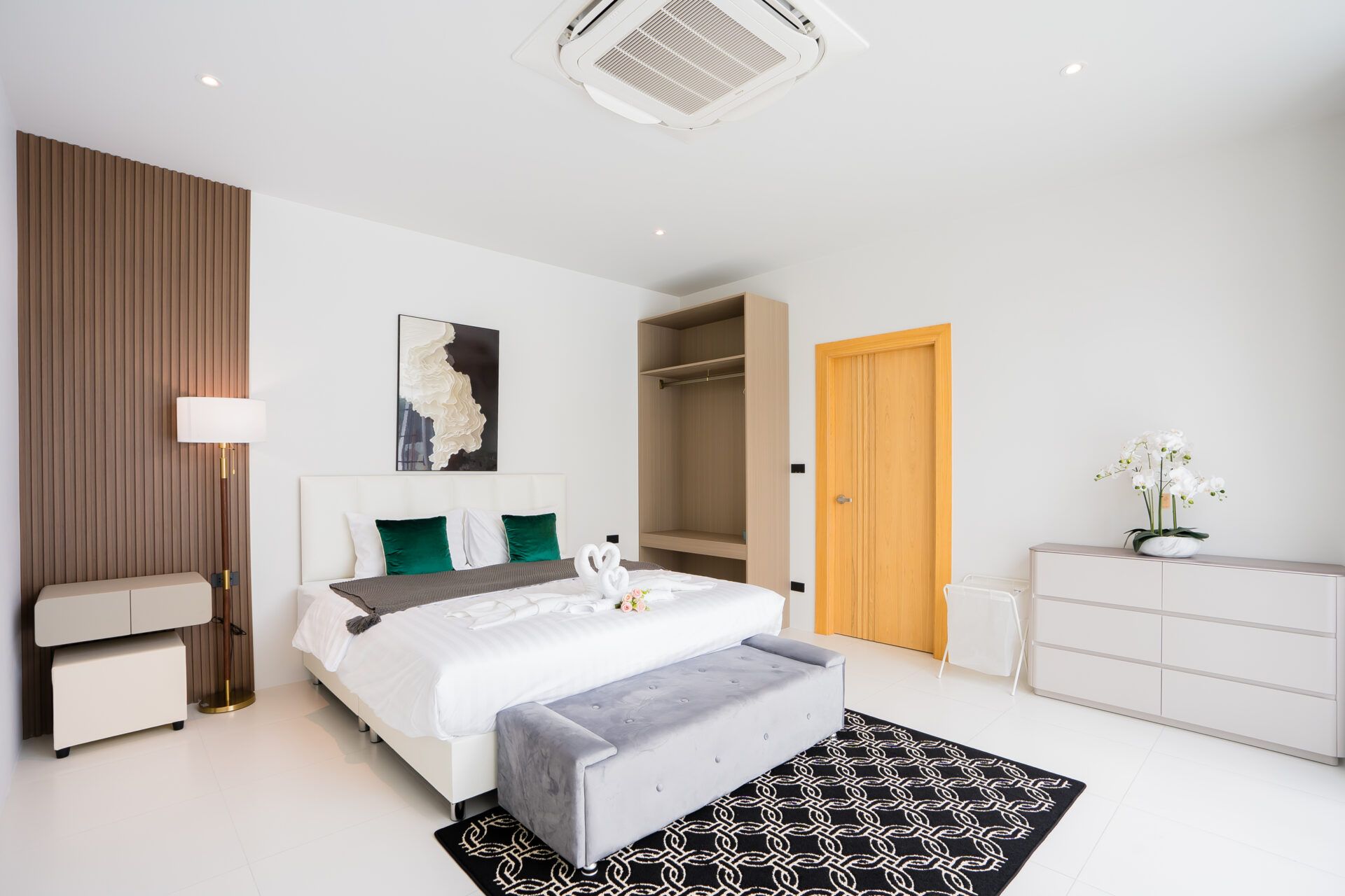 Good Day V Pool Villa master bedroom with king bed, ensuite bathroom, and closet. South Pattaya, Jomtien beach villa rental.