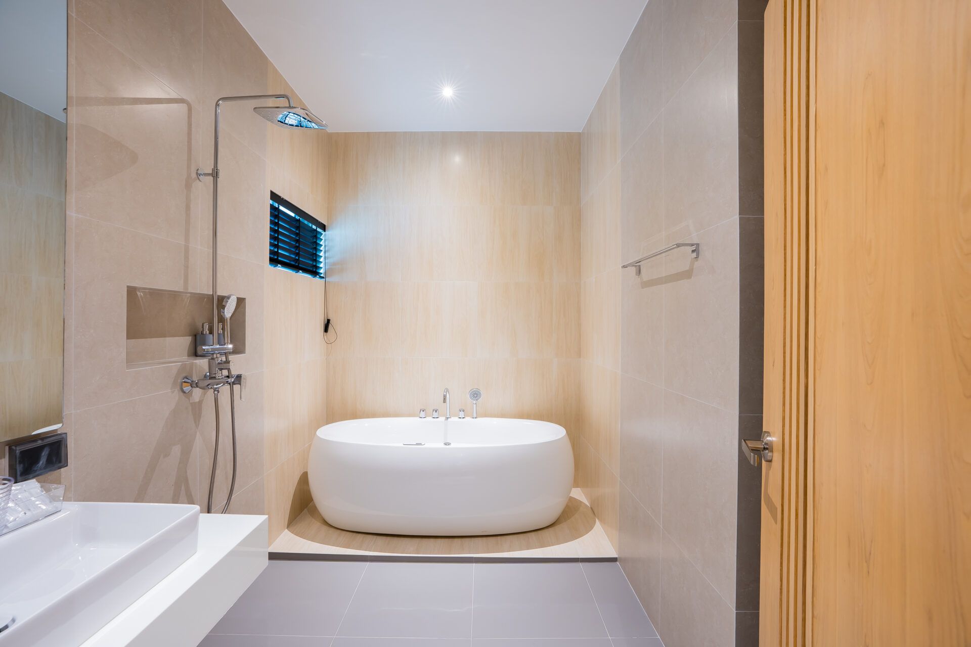 Modern bathroom with tub and shower at Good Day V Pool Villa, Jomtien beach, South Pattaya.