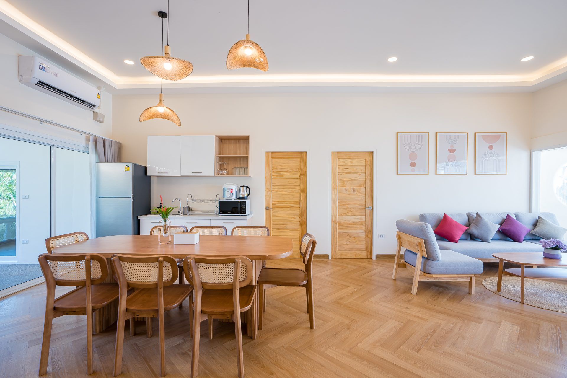 Open-plan living and dining area at Lagoon Beach V Pool Villa, near Bang Kao Beach, Cha-am. Features kitchen, dining table, a