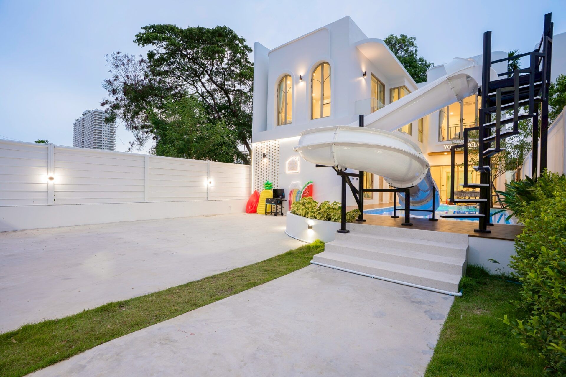 Twin bedroom with yellow pillows at Noble V