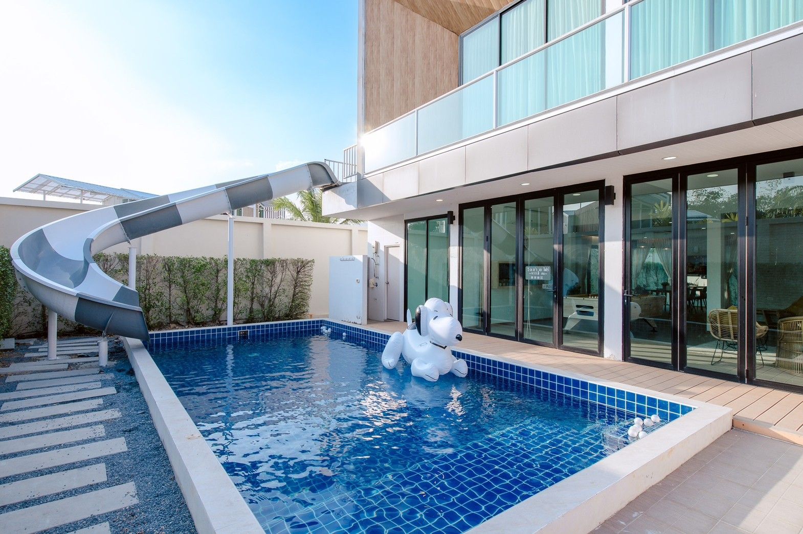 Pool Lay A IV Pool Villa in Pattaya with water slide and Snoopy float. Enjoy a fun pool day!