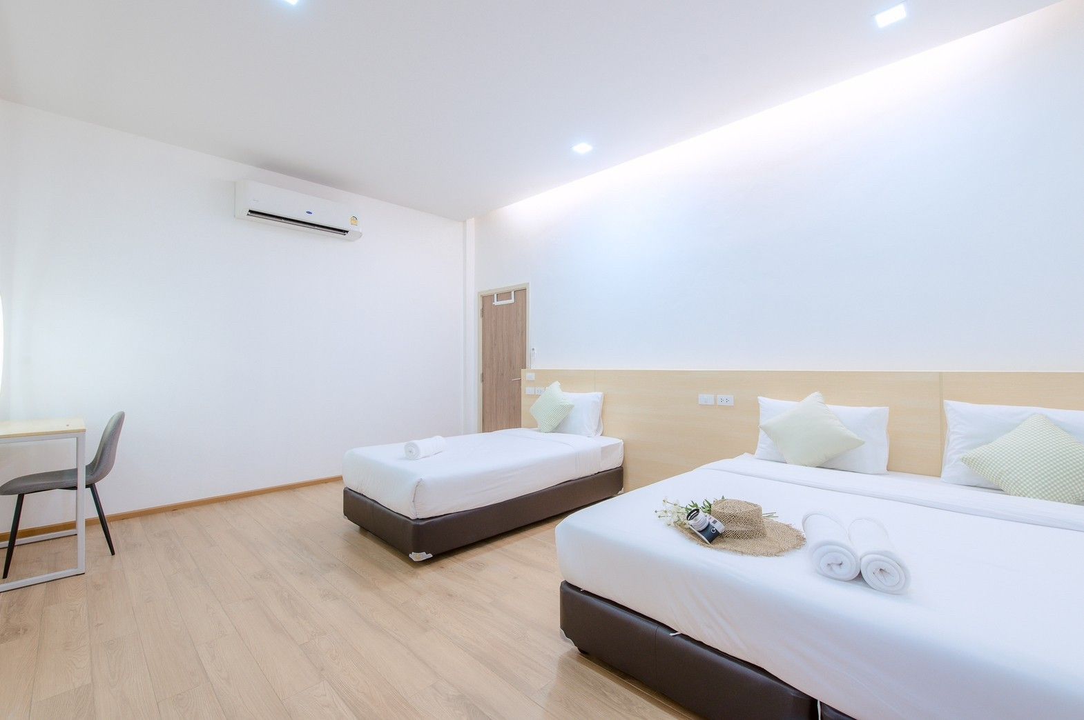 Bright bedroom with twin beds at Pool Lay AII Pool Villa, Na Jomtien, Pattaya. Clean, modern design.