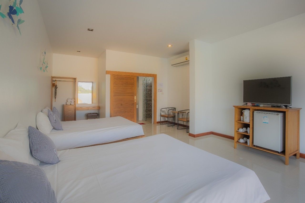 Bedroom with twin beds and TV at Proud IV Pool Villa, Hua Hin. Relax in comfort and enjoy your stay.