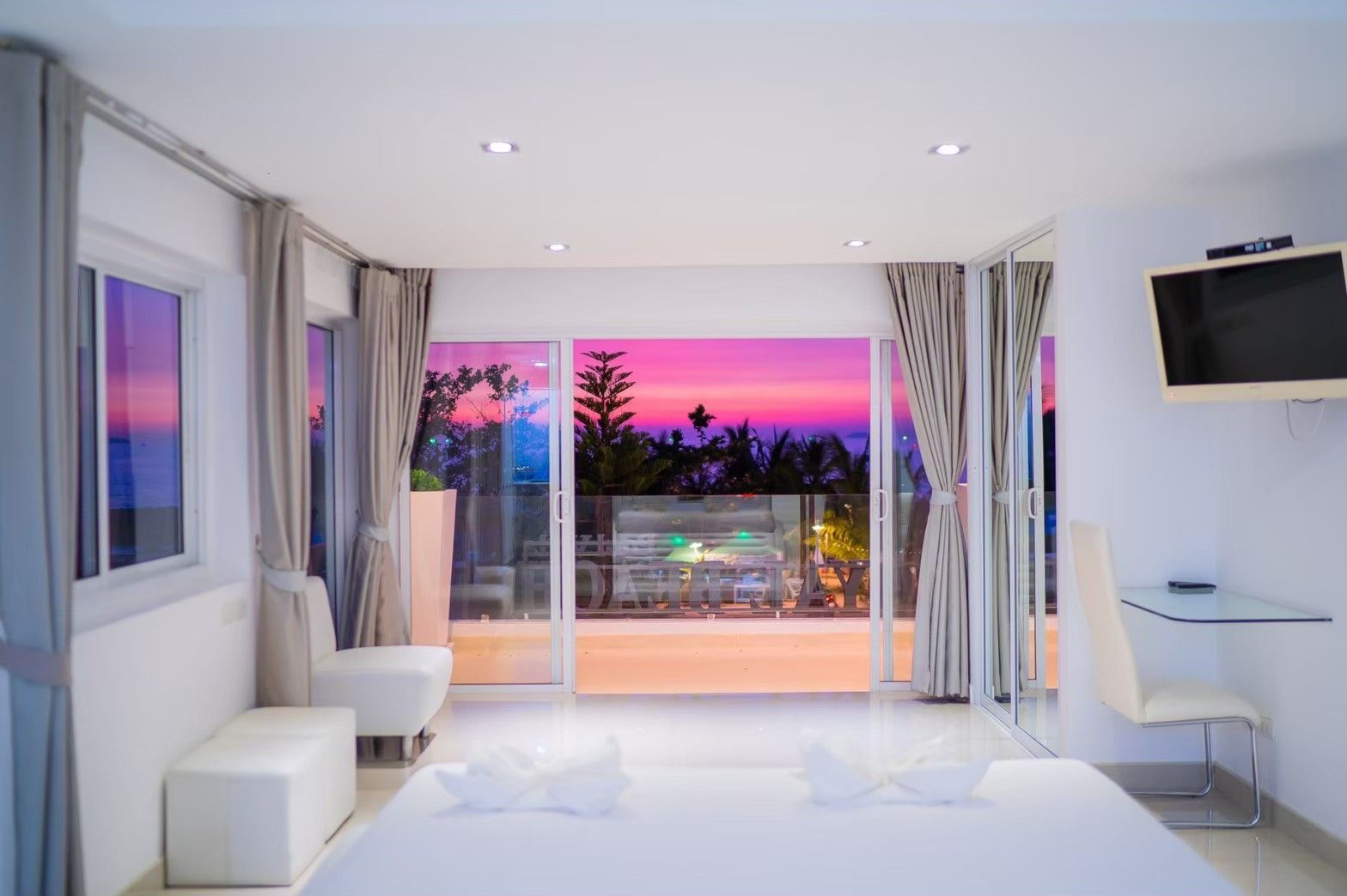 Bedroom view at Royal Beach X Pool Villa, ติดทะเลนาจอมเทียน พัทยาใต้. See the ocean sunset from the bed.