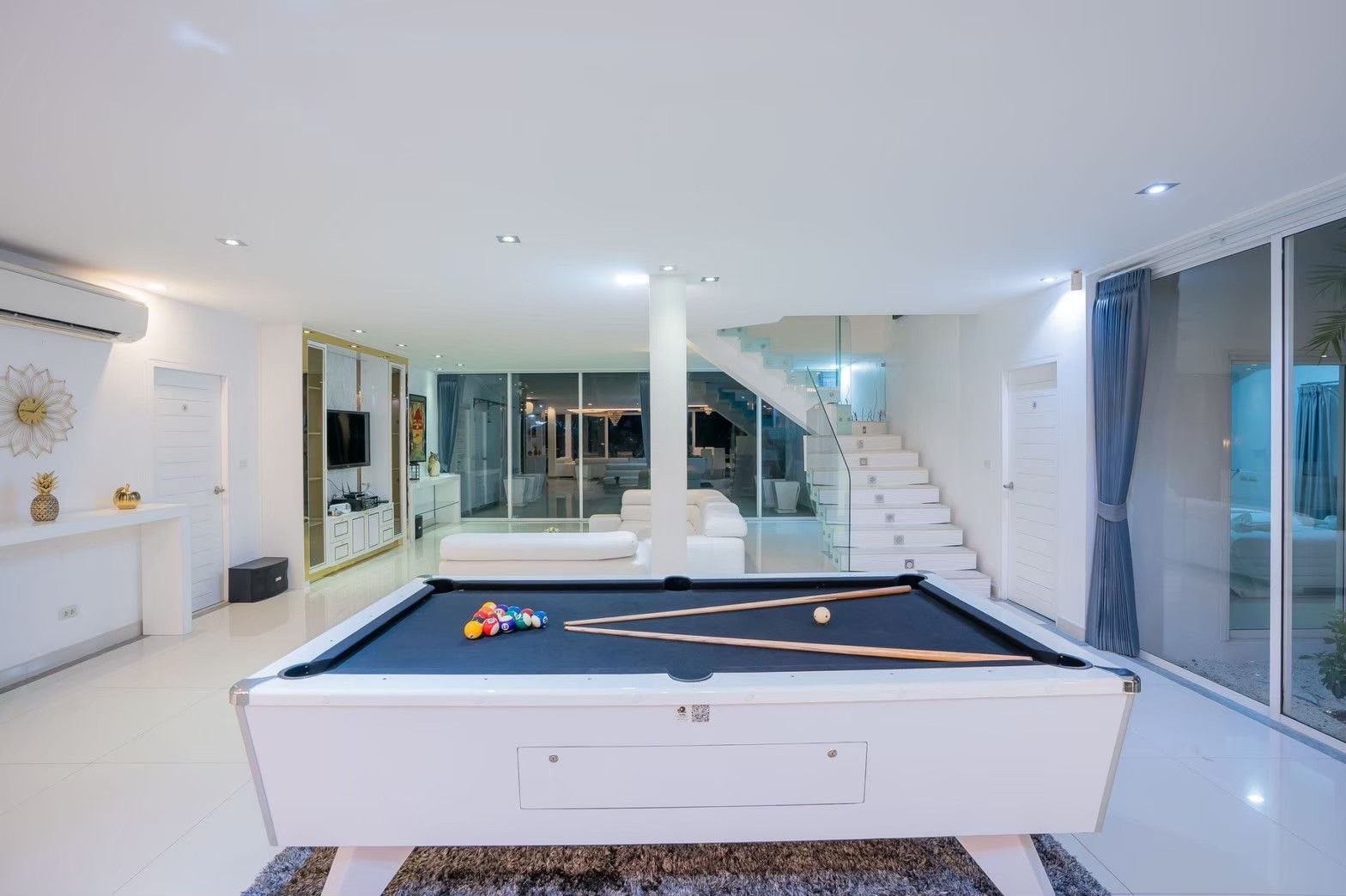 Billiard table and modern staircase in Royal Beach X Pool Villa, ติดทะเลนาจอมเทียน พัทยาใต้. Entertainment and recreation.