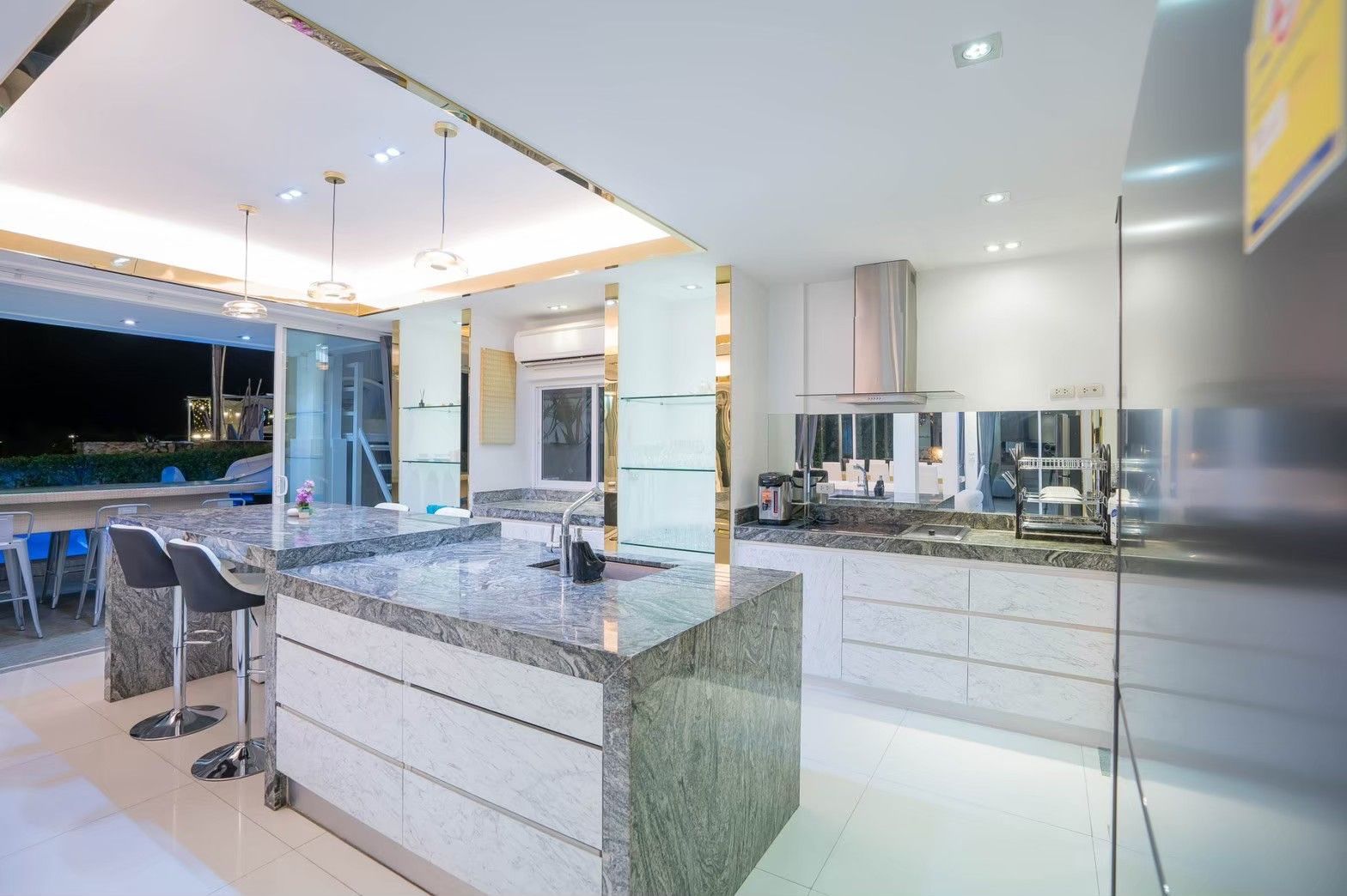 Royal Beach X Pool Villa kitchen with marble island and stools, ติดทะเลนาจอมเทียน พัทยาใต้.