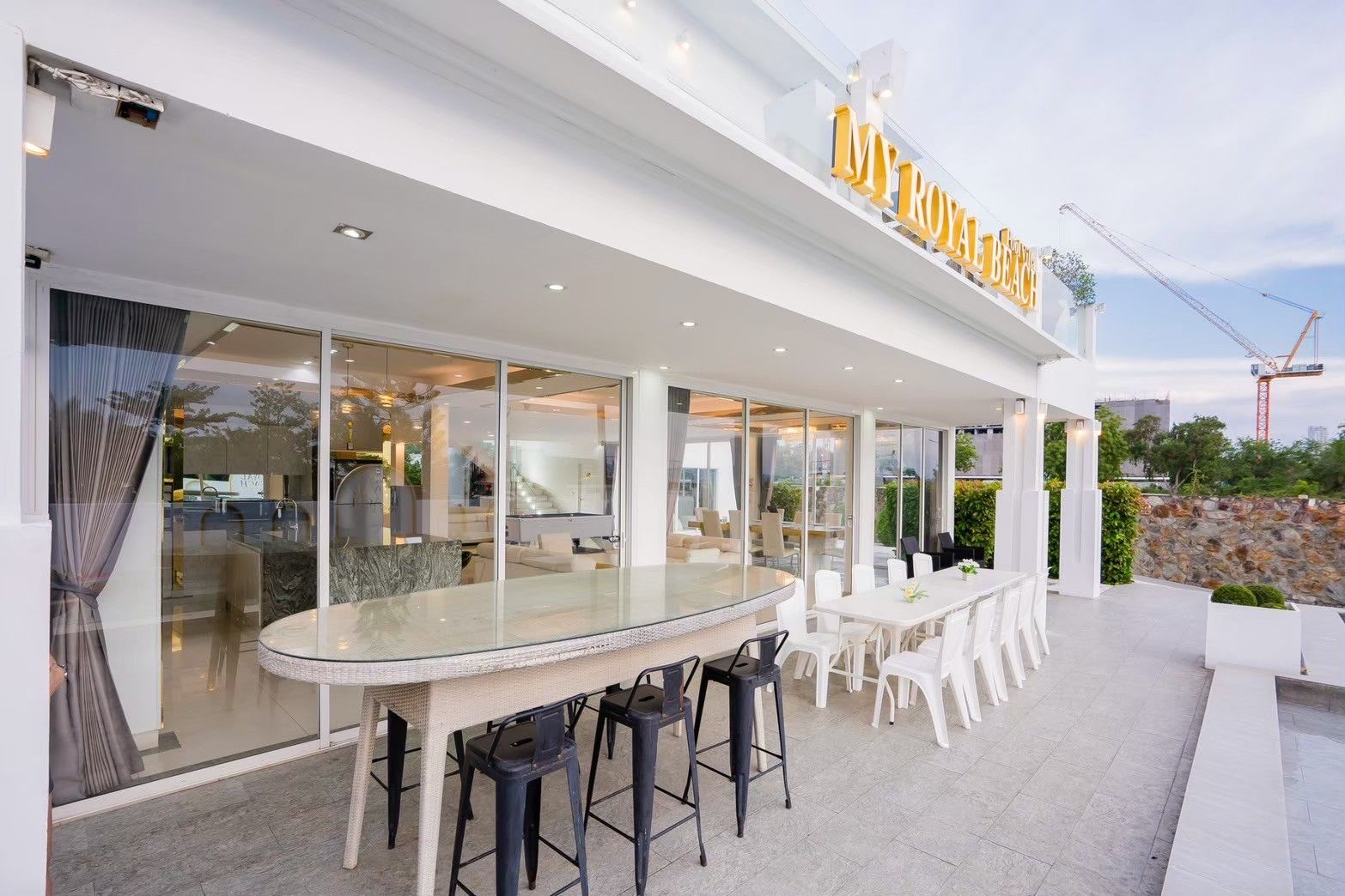 Outdoor terrace with dining tables at Royal Beach X Pool Villa, ติดทะเลนาจอมเทียน พัทยาใต้. Alfresco dining with seating for 