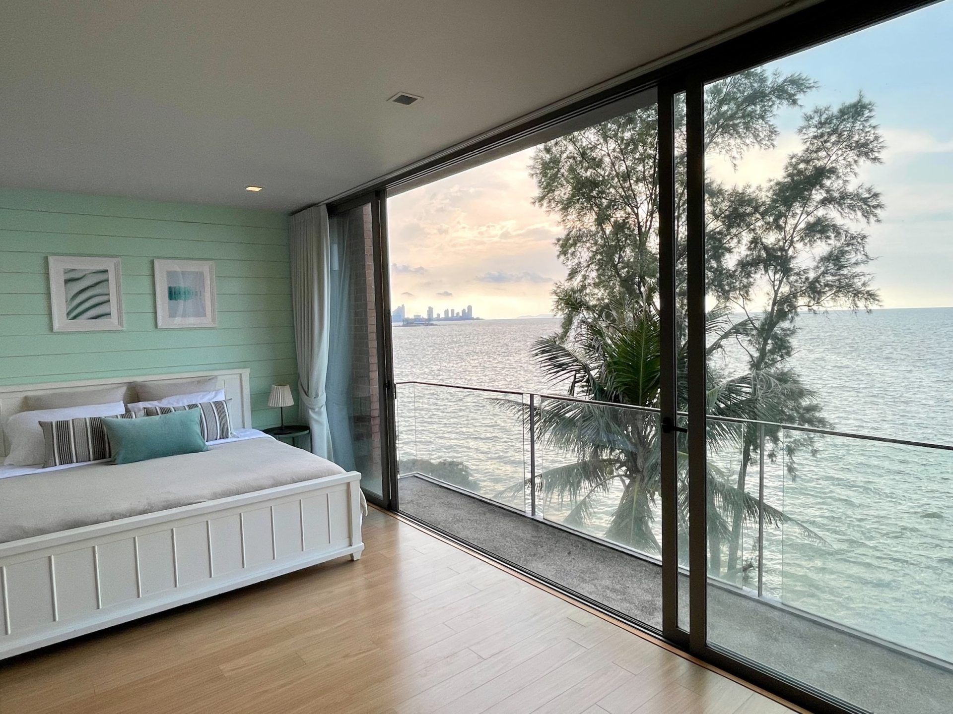 Bedroom with ocean view at Sand Beachfront Pool Villa III, ติดทะเลพัทยาเหนือ บางละมุง. Balcony with glass railing.