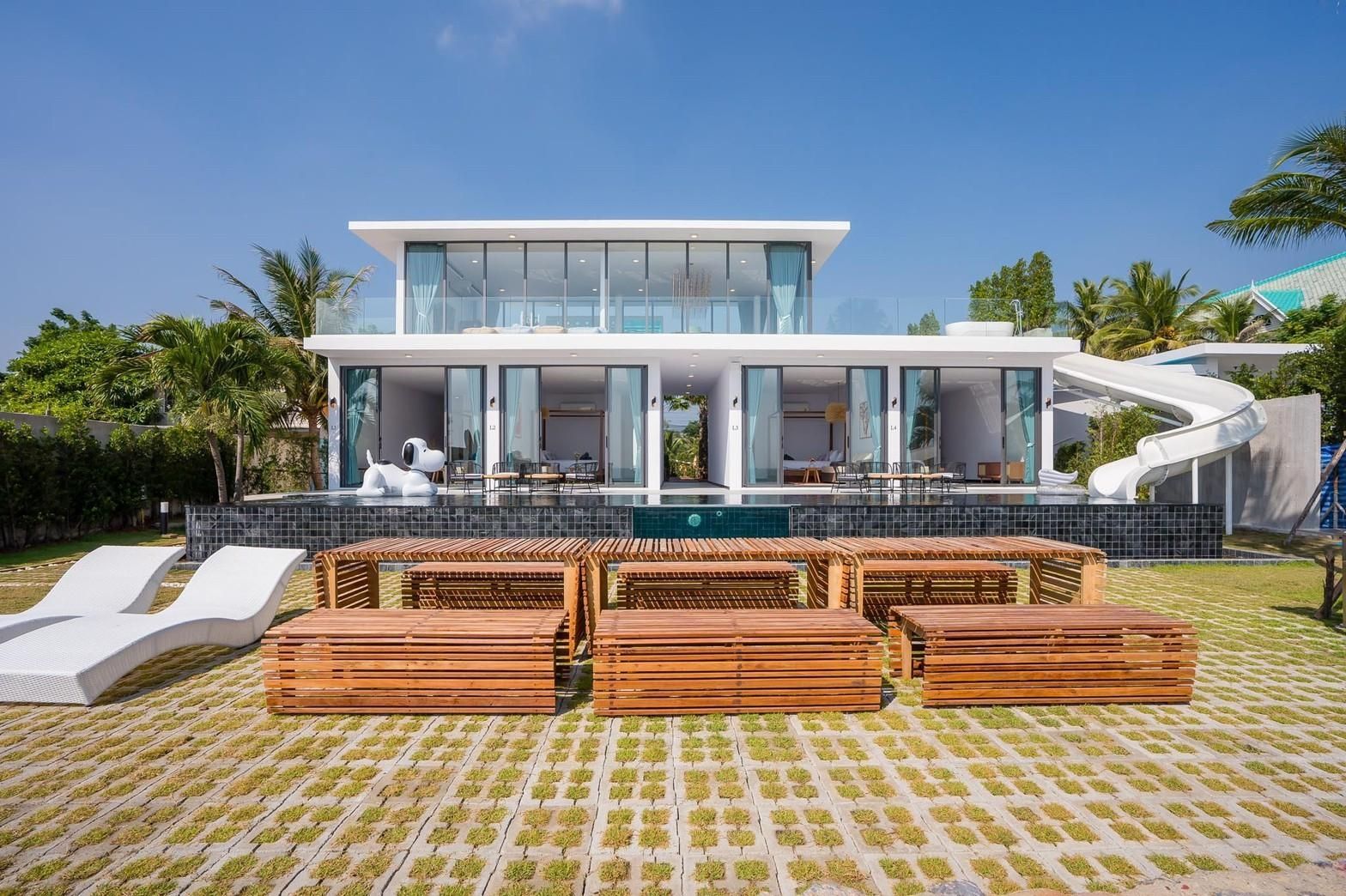Exterior of Sea Lion VIII Pool Villa, หาดชะอำเหนือ เพชรบุรี. Modern architecture with pool view and water slide.
