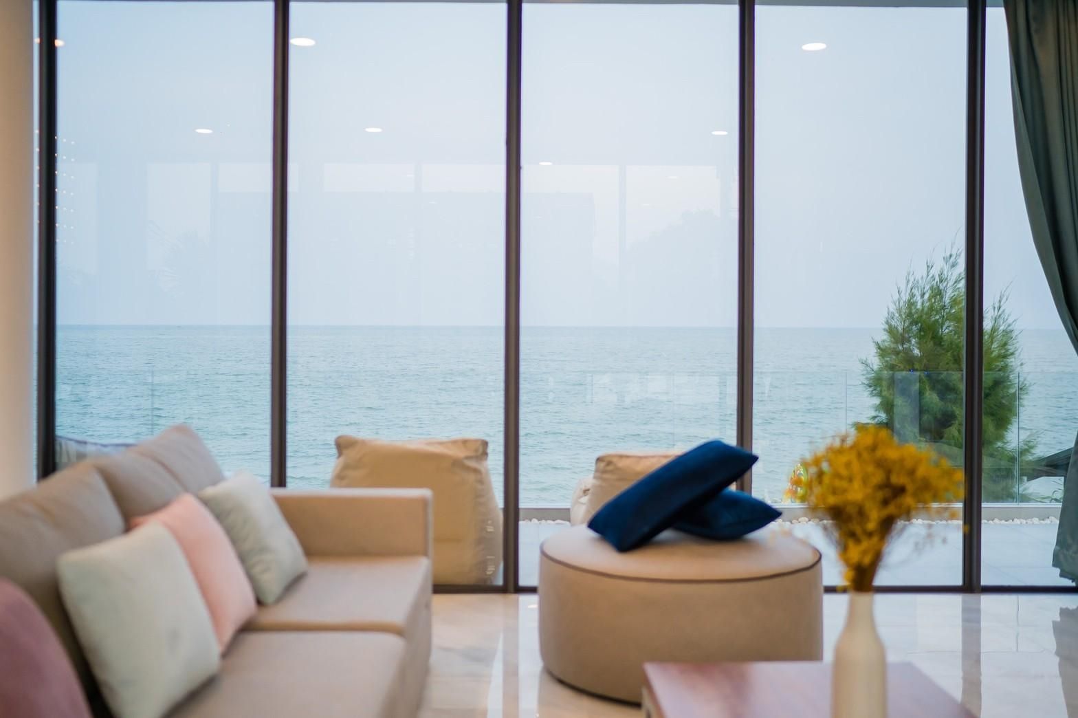 Ocean view from the living room at Sea Lion VIII Pool Villa, หาดชะอำเหนือ เพชรบุรี. Relax on the sofa and enjoy the sea view.