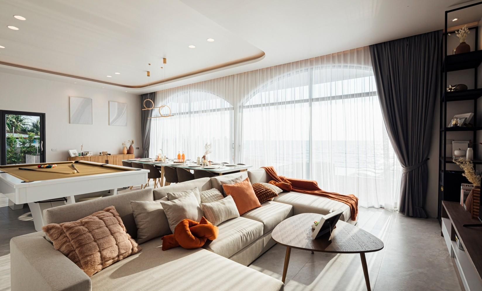 Bright open-plan living area at Sun Season V Pool Villa, Banglamung. Features sofa, dining table, and pool table.