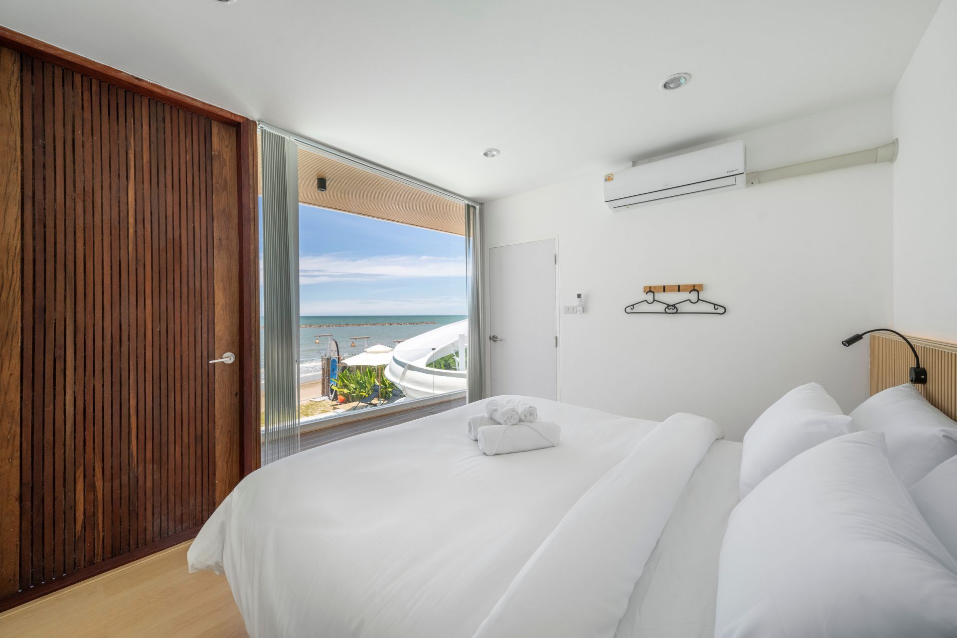 Bright bedroom with king bed and ocean view at Talay Haus X Pool Villa, หาดเจ้าสำราญ-ชะอำ เพชรบุรี. Beachfront villa rental.
