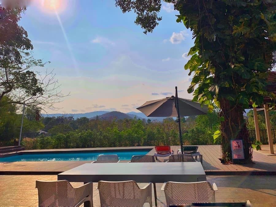 Poolside dining at The Valley Khaoyai IV pool villa, หมูสี เขาใหญ่. Enjoy the mountain view while relaxing by the pool.