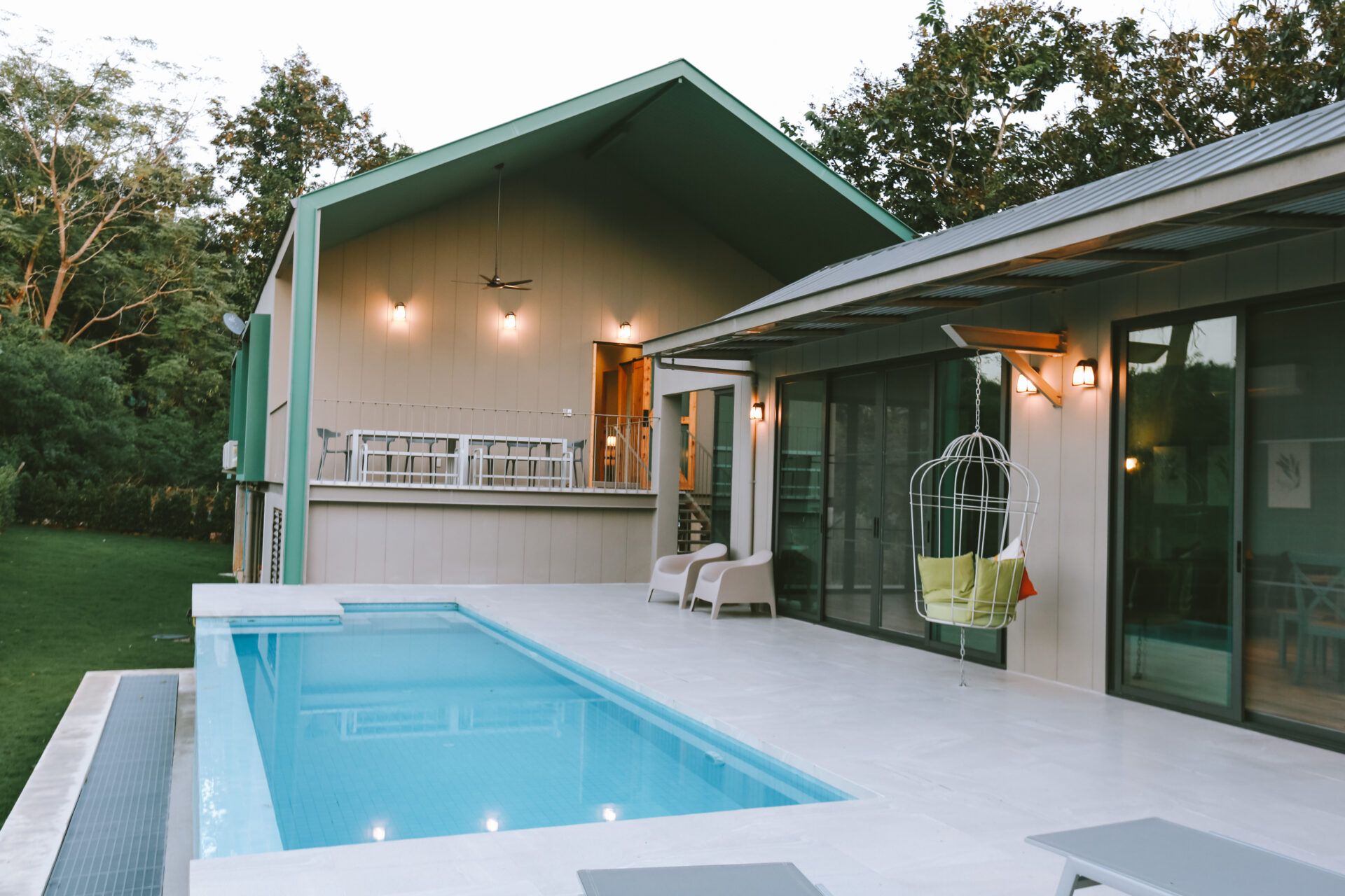 The Valley Khaoyai VI Villa pool. Modern pool villa with terrace, outdoor seating, and hanging chair in หมูสี เขาใหญ่.