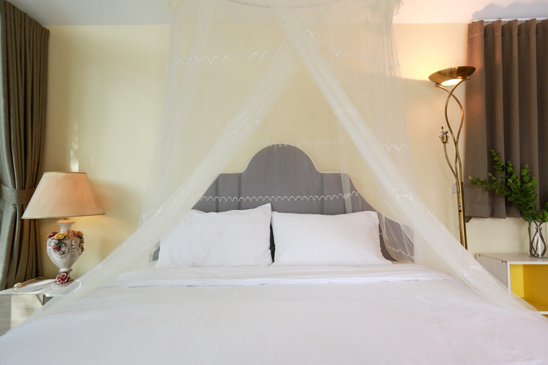 Tree House III Pool Villa bedroom with mosquito net canopy bed. เขาใหญ่ ใกล้อุทยานฯ 10 นาที.