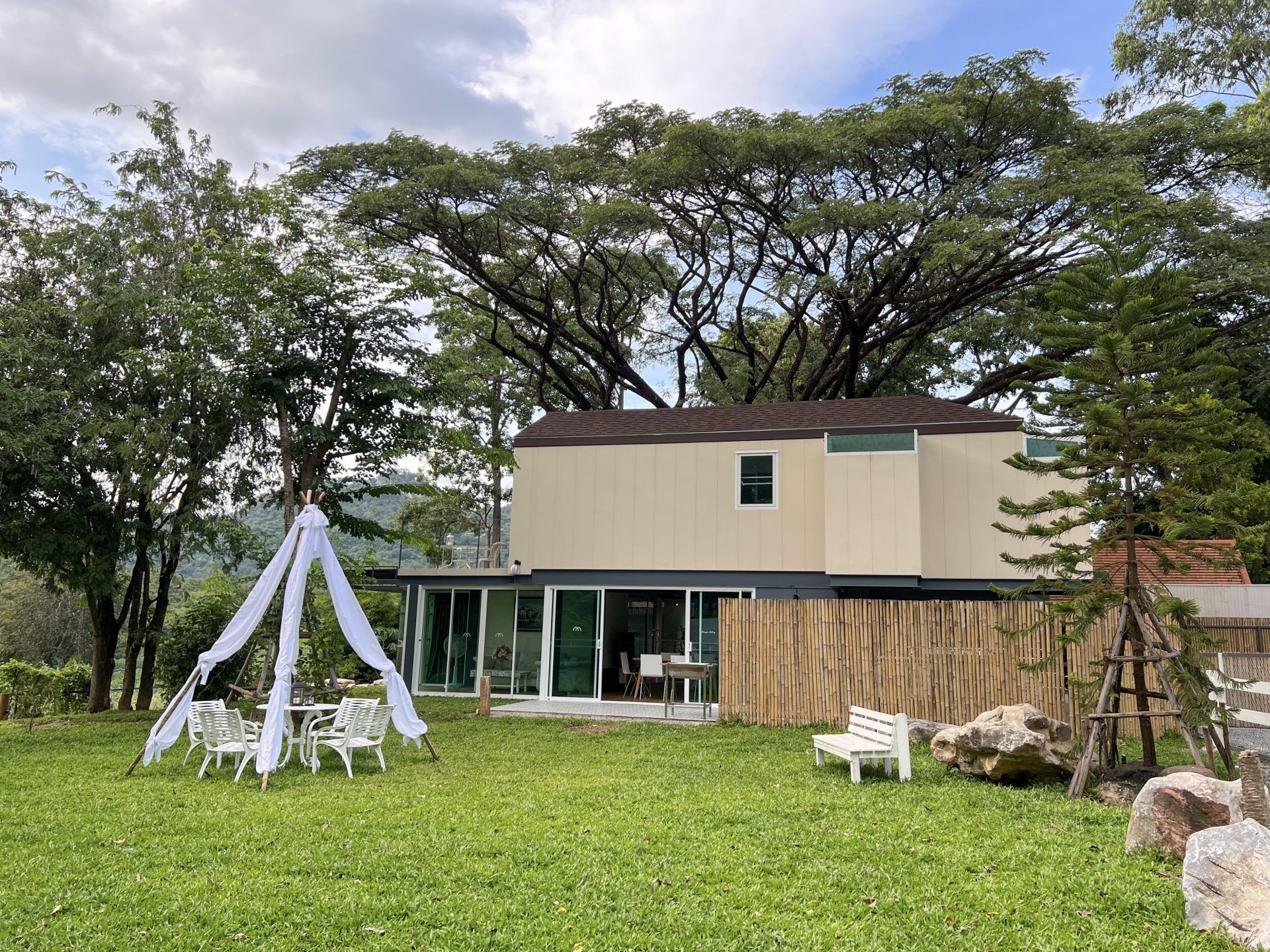 Lawn and dining pavilion at Tree House III Pool Villa, เขาใหญ่. Outdoor seating and garden view.